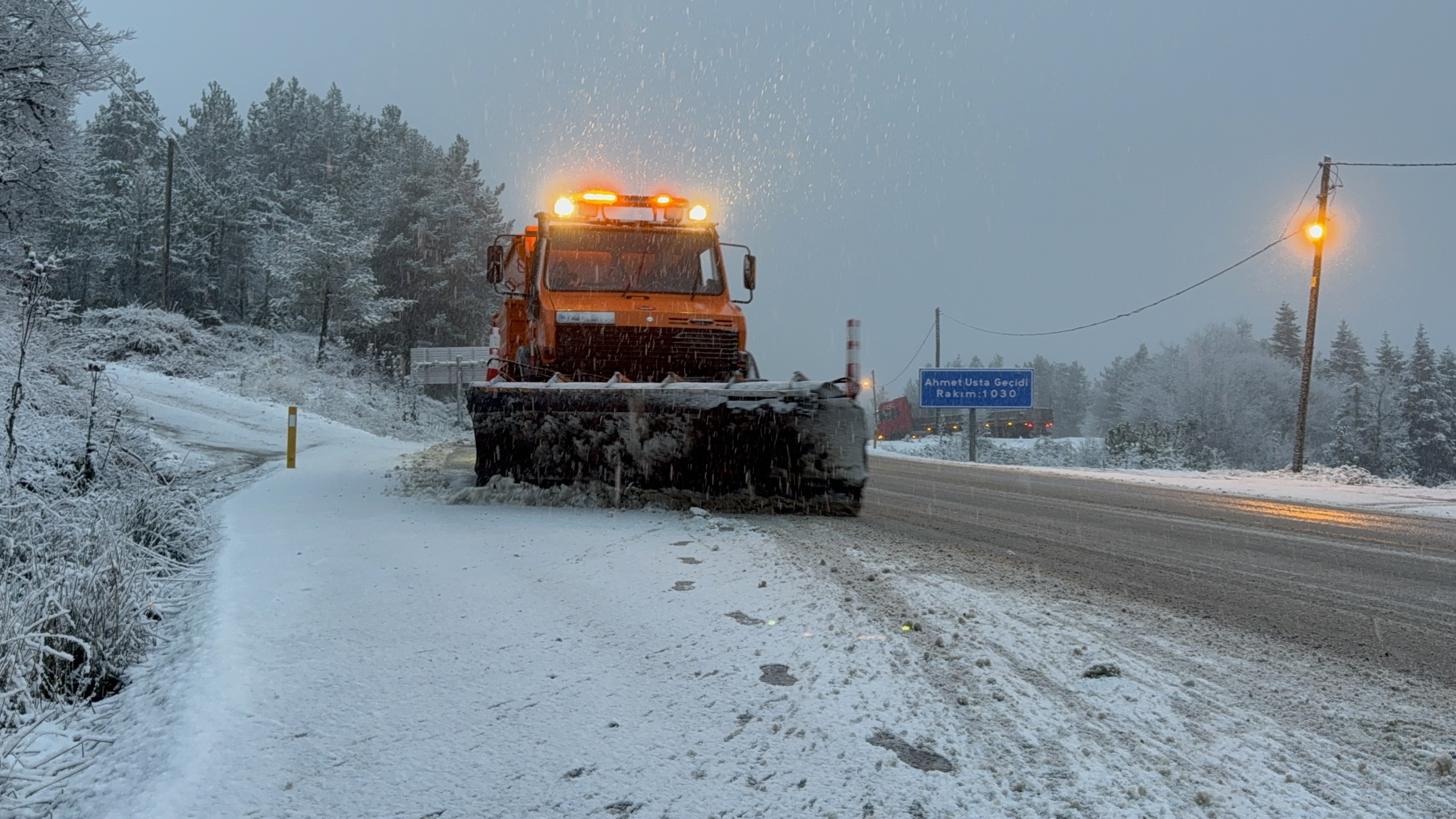Yüksek Kesimlerde Kar Etkisini Gösterdi Kara Yolu Beyaza Büründü 6