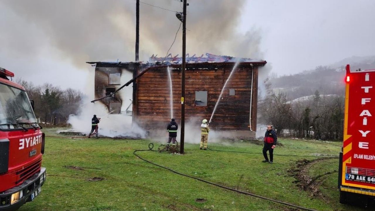 450 Yıllık Ahşap Cami Yangında Kullanılamaz Hale Geldi (1)