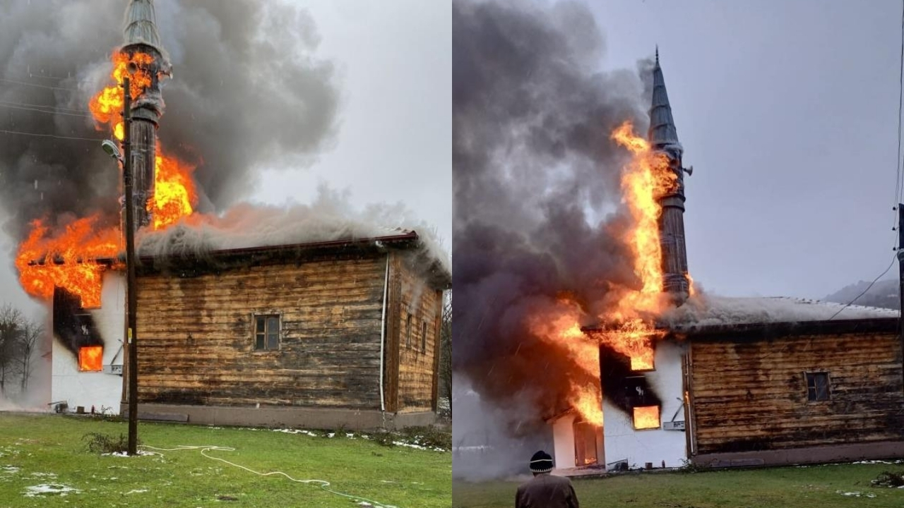 450 Yıllık Ahşap Cami Yangında Kullanılamaz Hale Geldi (2)