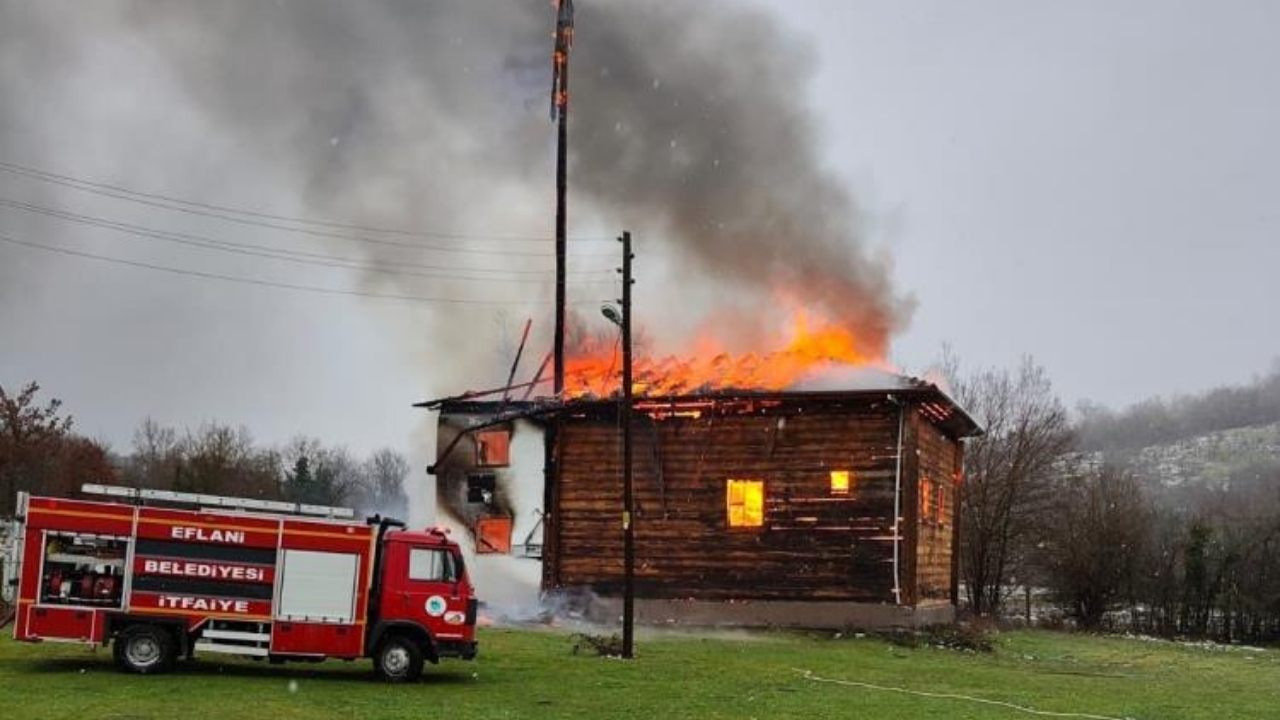 450 Yıllık Ahşap Cami Yangında Kullanılamaz Hale Geldi (4)