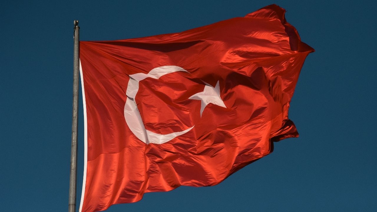 Add Taşköprü’den Bayrak Saldırısına Tepki ‘Sessizlik Bu Karanlığa Cesaret Verir’ (2)