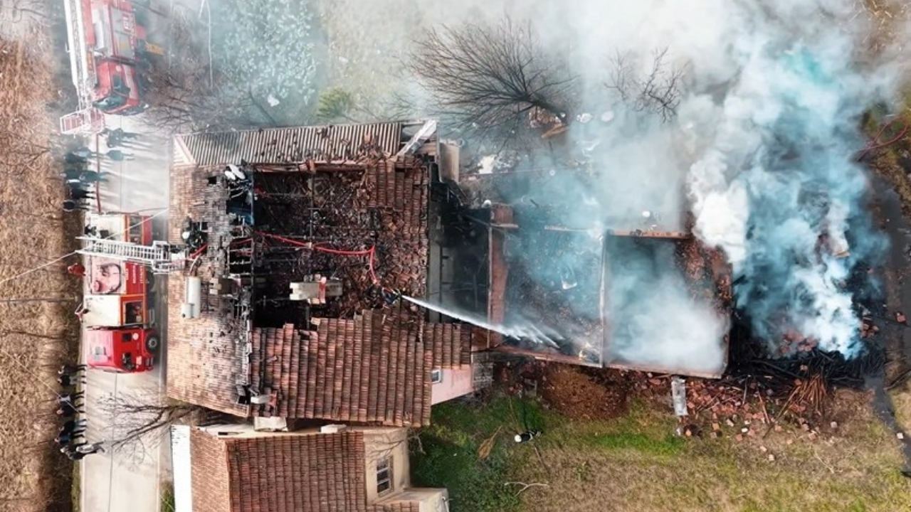 Ahır Yangını Eve Sıçradı Çatı Alevlere Teslim Oldu (1)