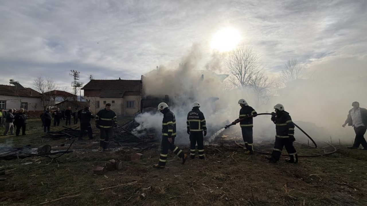 Ahır Yangını Eve Sıçradı Çatı Alevlere Teslim Oldu (2)