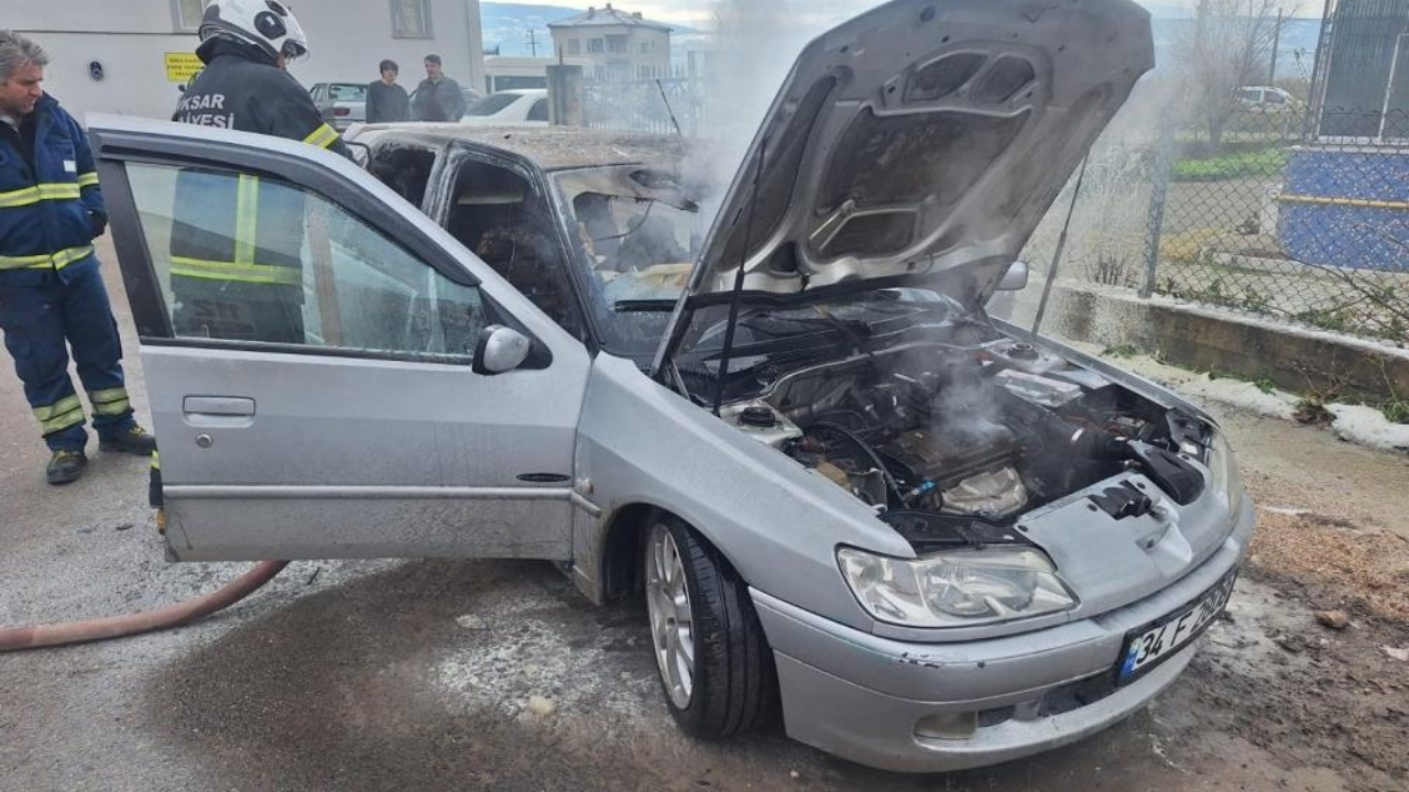 Alev Alan Otomobilden Geriye Demir Yığını Kaldı (1)