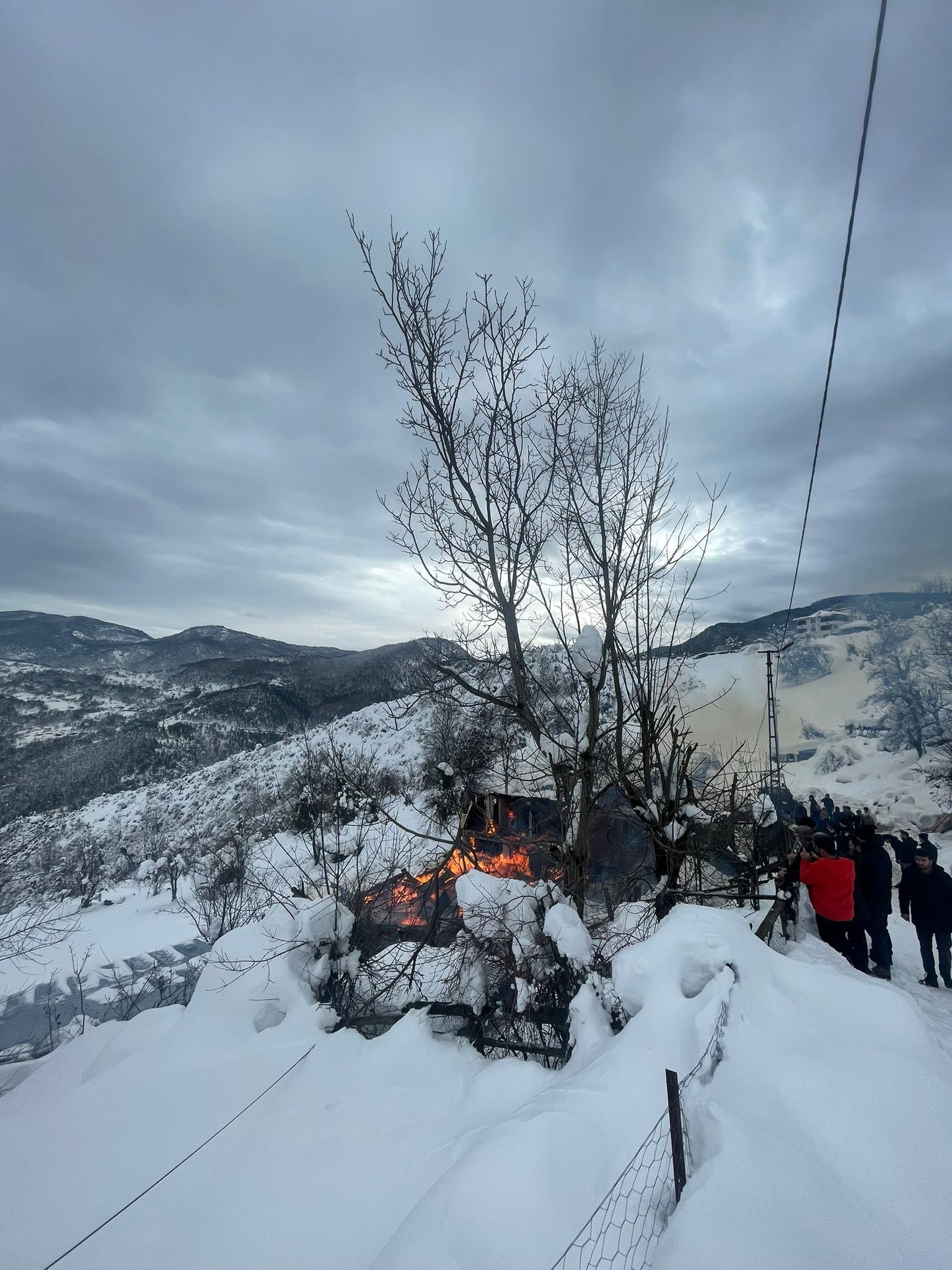 Alevlere Teslim Olan Ahşap Ev Küle Döndü 44