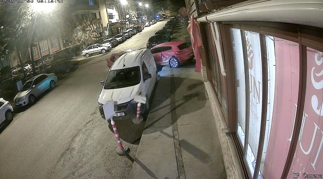 Alkollü Sürücü Ortalığı Birbirine Kattı Park Halindeki 5 Araca Çarpıp Kaçtı! 22