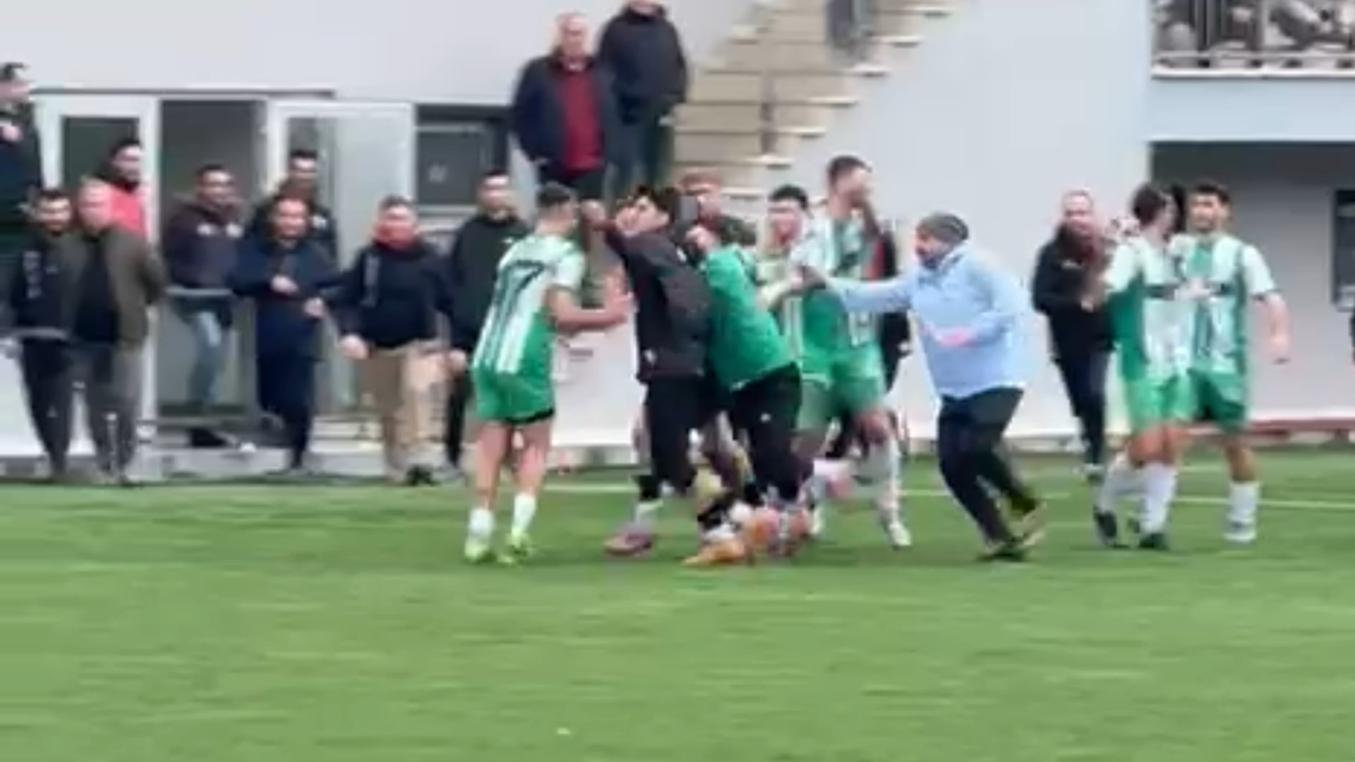 Amatör Maçta Gerginlik Karşılaşma Üç Kez Durdu, Kırmızı Kartlar Havada Uçuştu