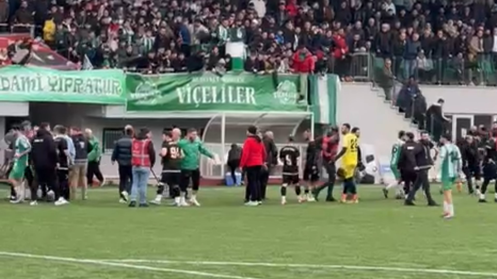Amatör Maçta Gerginlik Karşılaşma Üç Kez Durdu, Kırmızı Kartlar Havada Uçuştu3