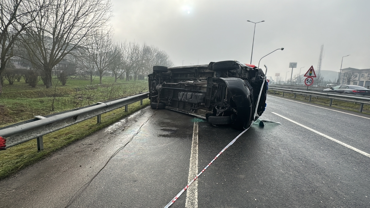 Ambulans Bariyerlere Çarpıp Devrildi, 2 Kişi Yaralandı (1)