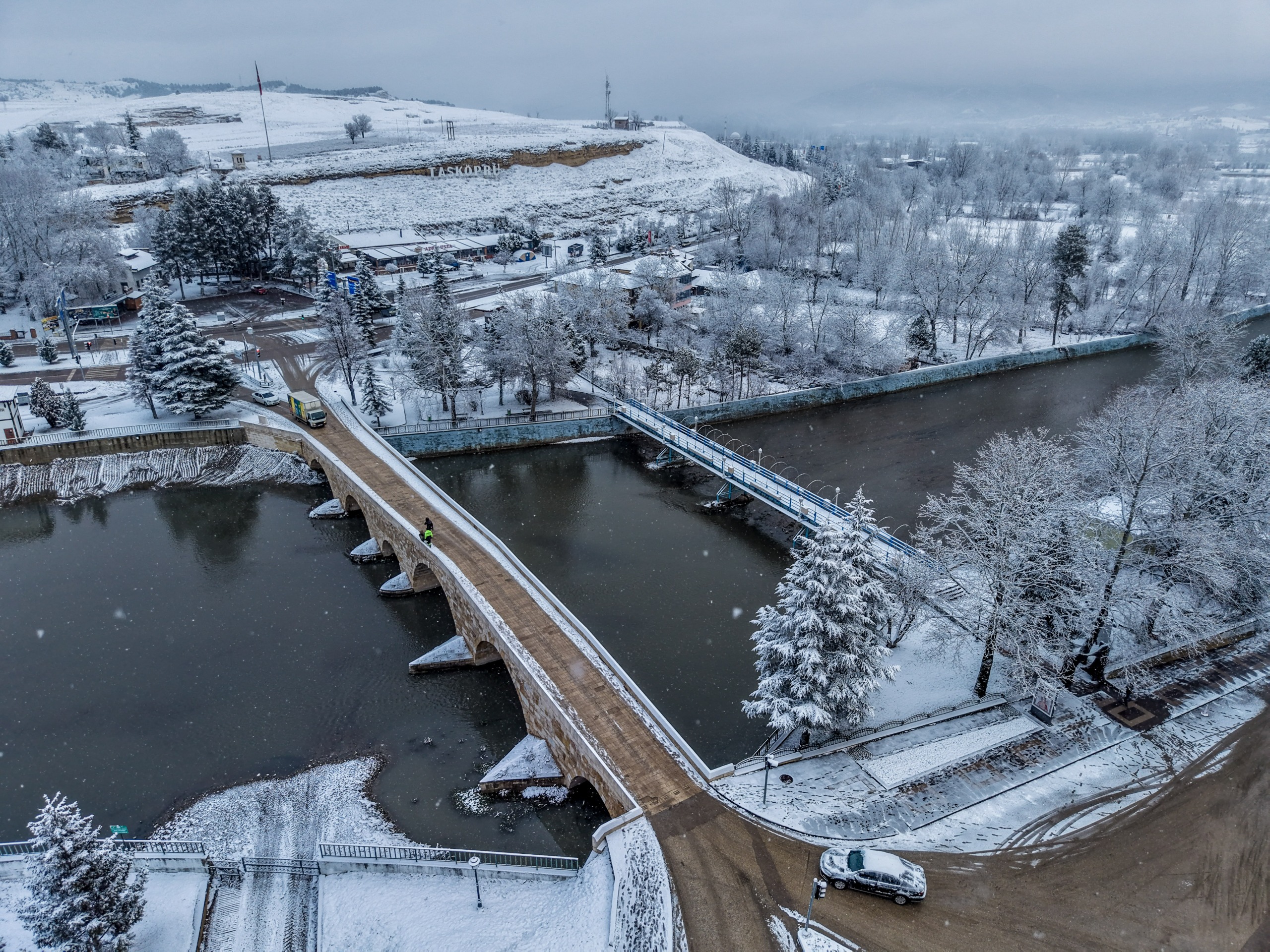 Atatürk’ün Şehir Planını Yaptırdığı Taşköprü, Beyaz Örtüyle Kartpostala Döndü3