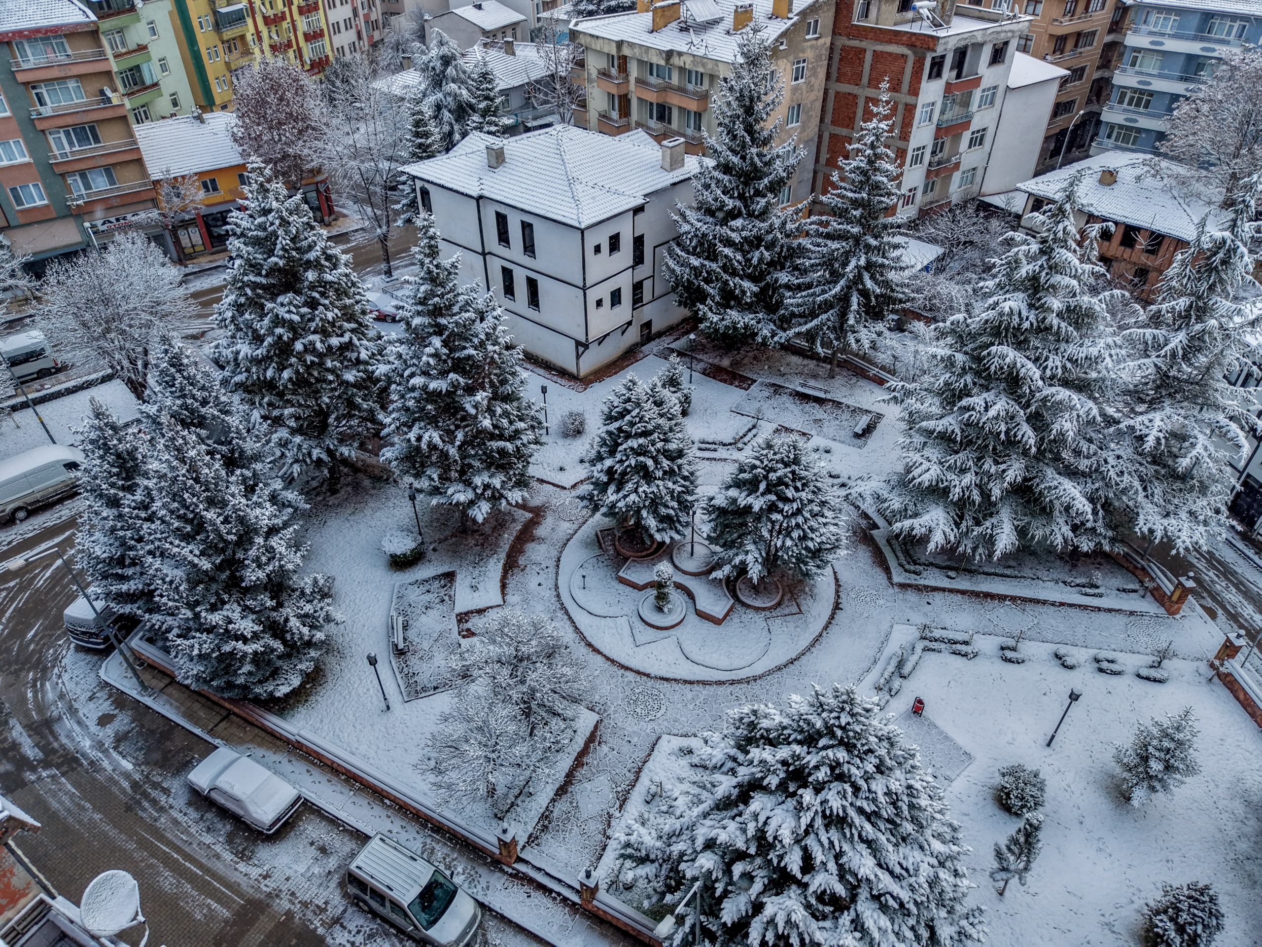Atatürk’ün Şehir Planını Yaptırdığı Taşköprü, Beyaz Örtüyle Kartpostala Döndü8