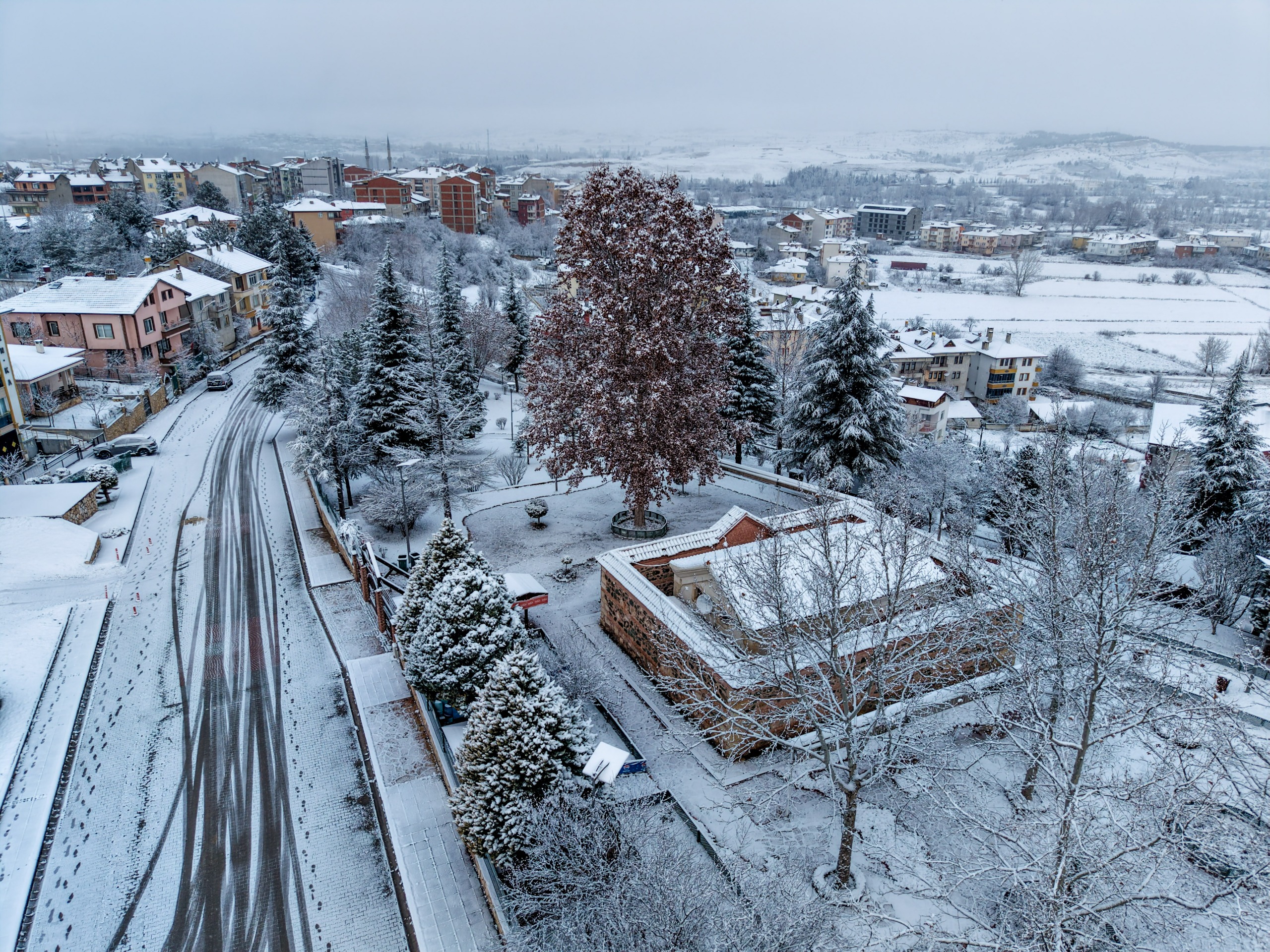Atatürk’ün Şehir Planını Yaptırdığı Taşköprü, Beyaz Örtüyle Kartpostala Döndüv