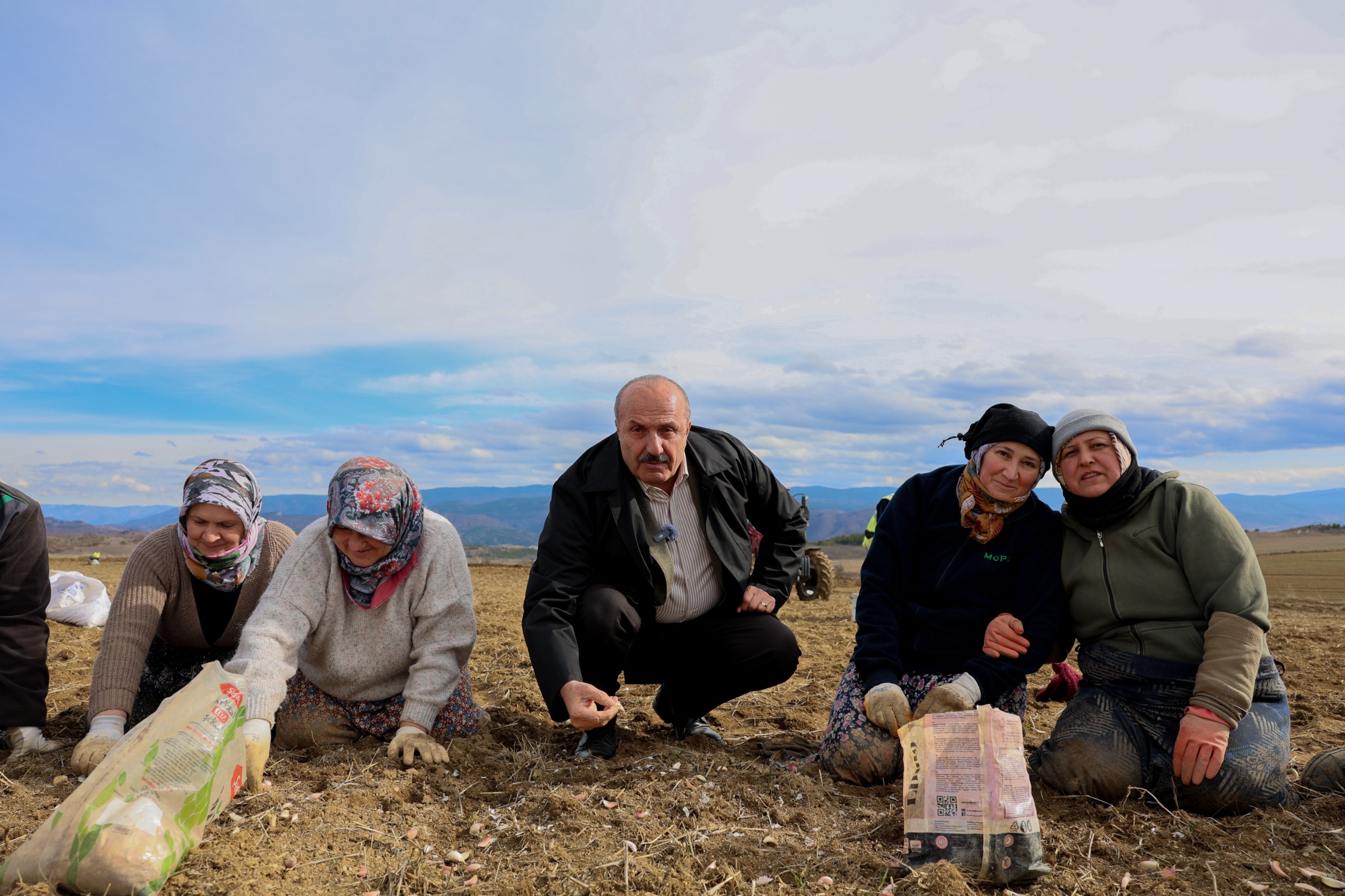 Başkan Arslan Taşköprü Sarımsağı Tarlasında Günlükçülerle Aynı Sofrada Buluştu 11
