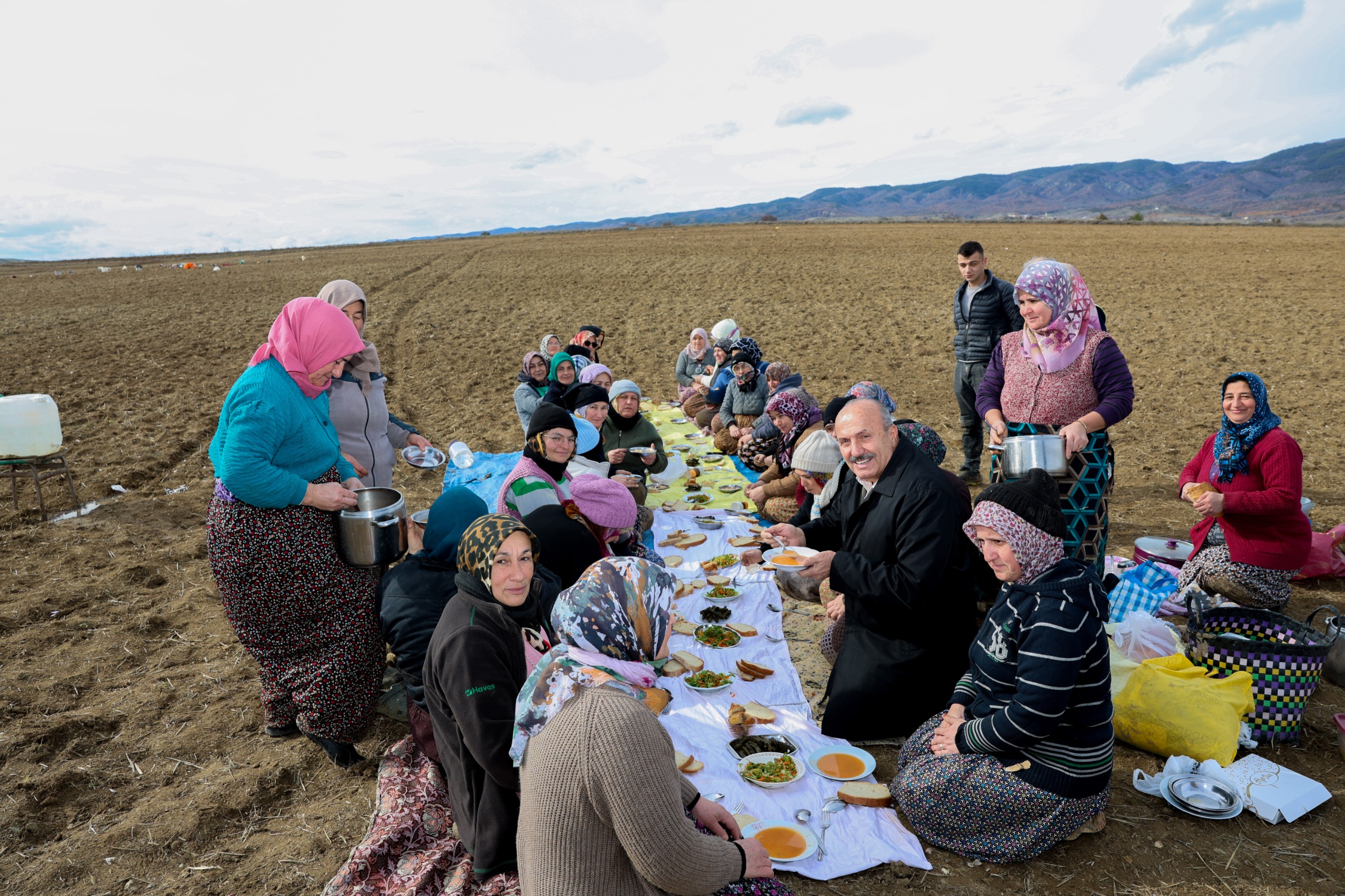 Başkan Arslan Taşköprü Sarımsağı Tarlasında Günlükçülerle Aynı Sofrada Buluştu 12