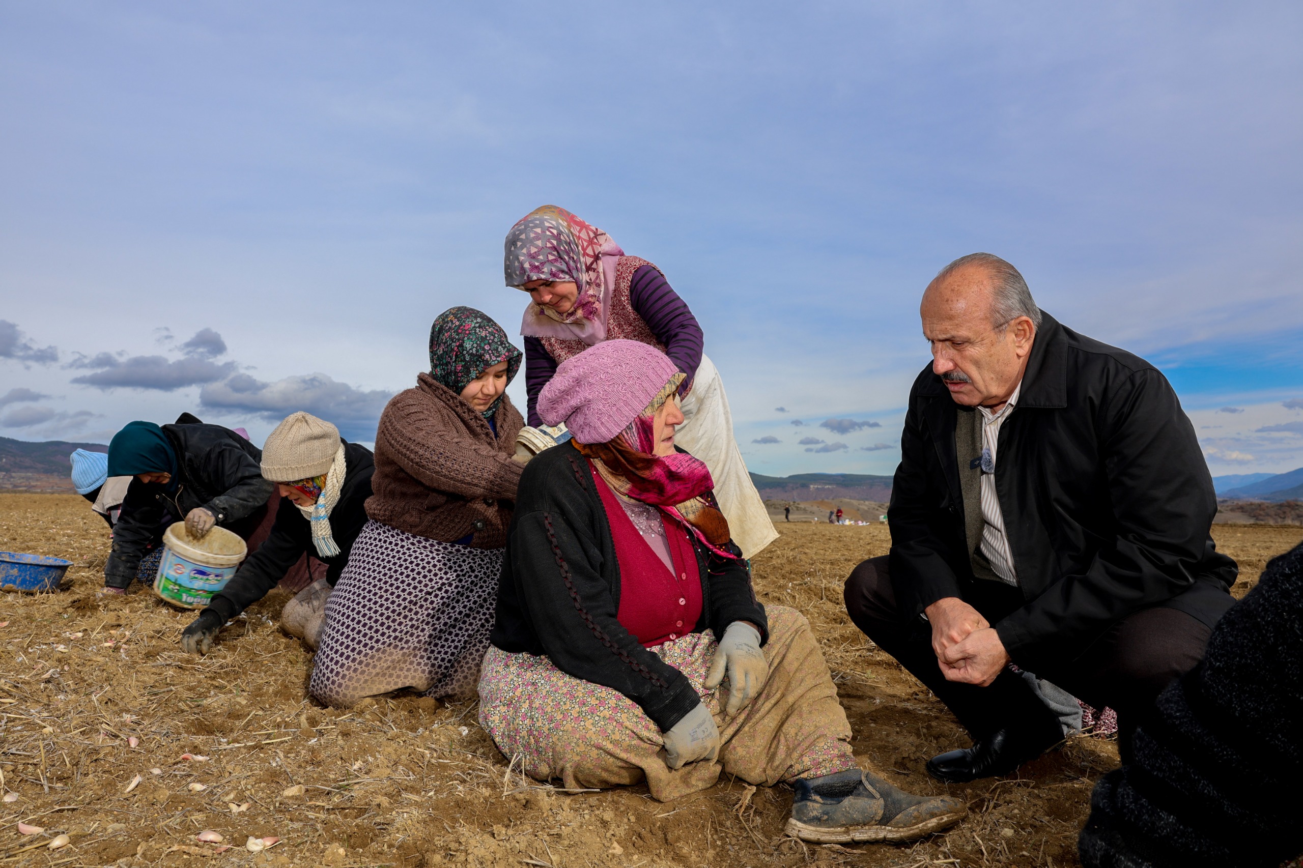 Başkan Arslan Taşköprü Sarımsağı Tarlasında Günlükçülerle Aynı Sofrada Buluştu 16