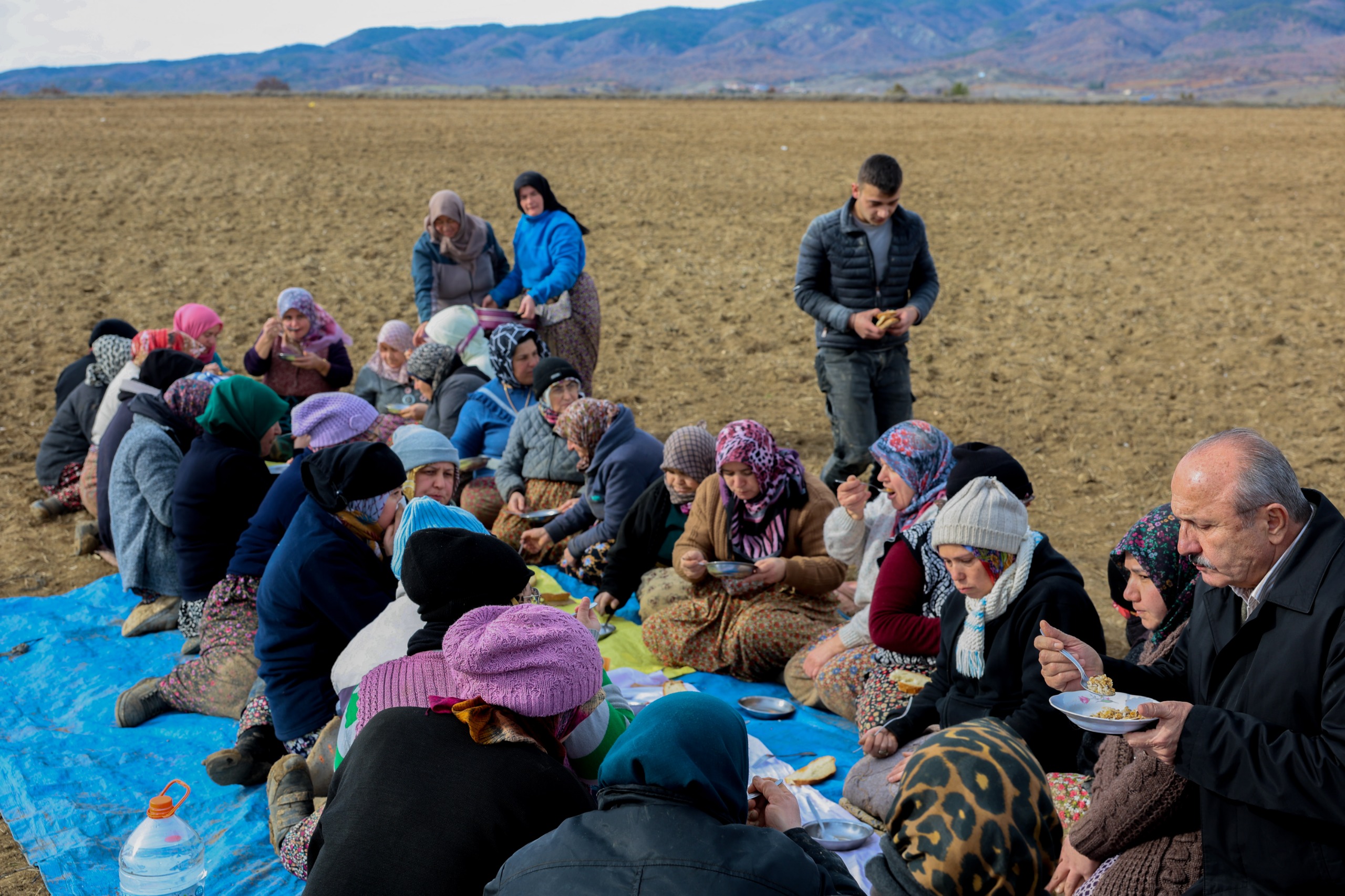 Başkan Arslan Taşköprü Sarımsağı Tarlasında Günlükçülerle Aynı Sofrada Buluştu 2