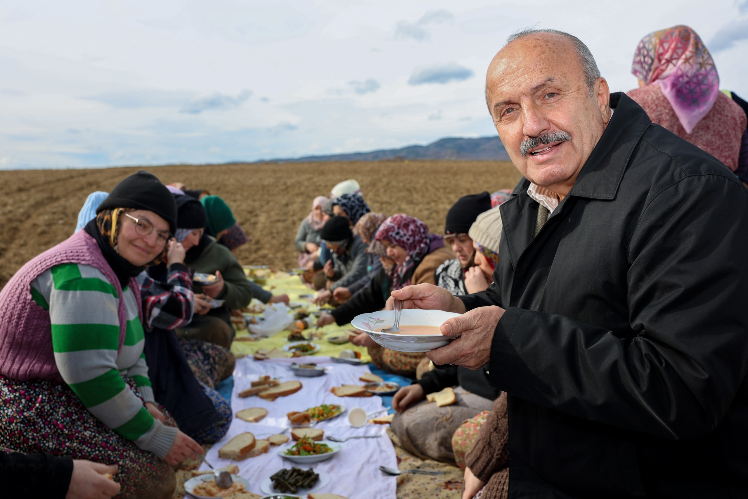 Başkan Arslan Taşköprü Sarımsağı Tarlasında Günlükçülerle Aynı Sofrada Buluştu 4