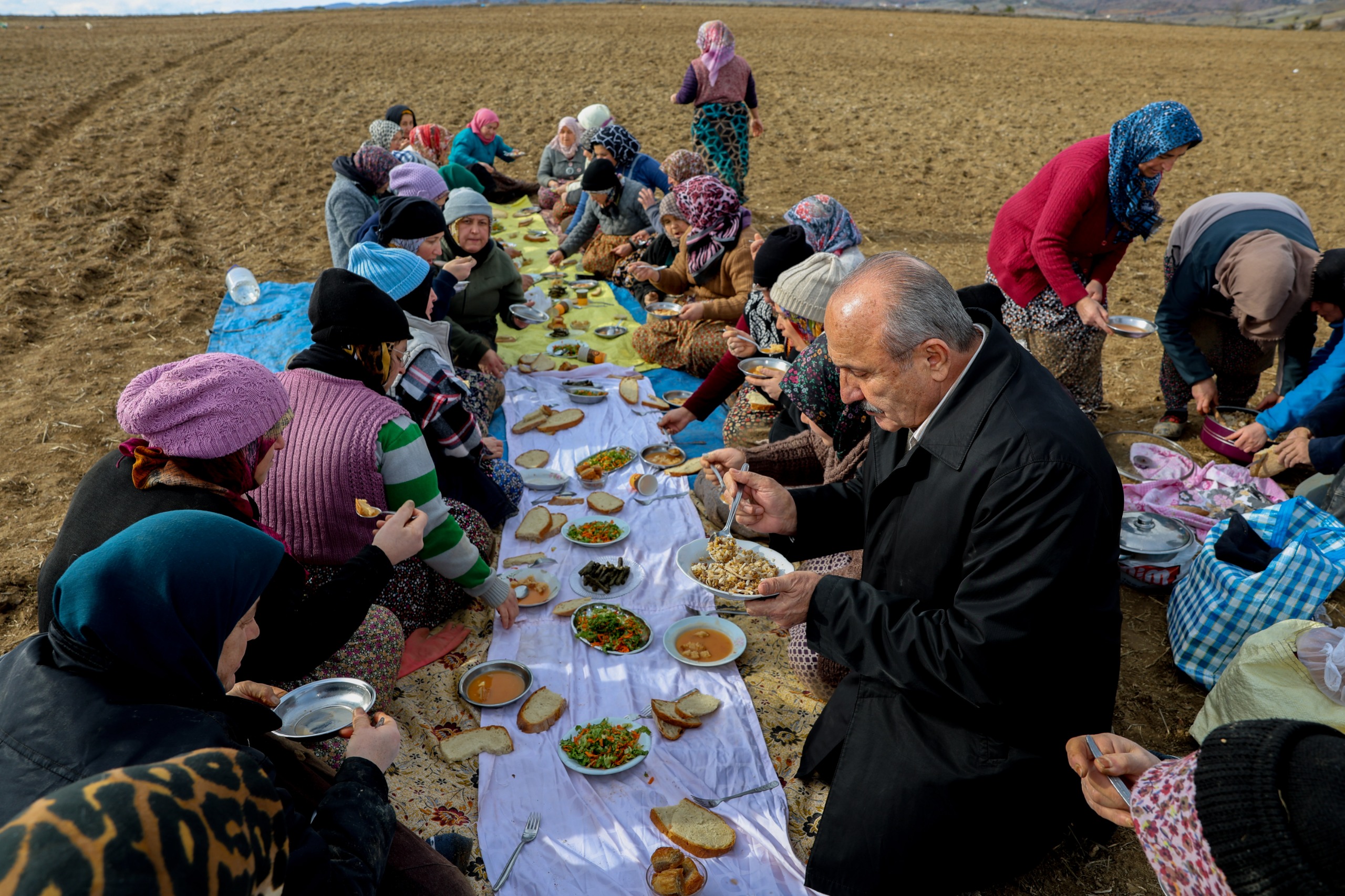 Başkan Arslan Taşköprü Sarımsağı Tarlasında Günlükçülerle Aynı Sofrada Buluştu 8