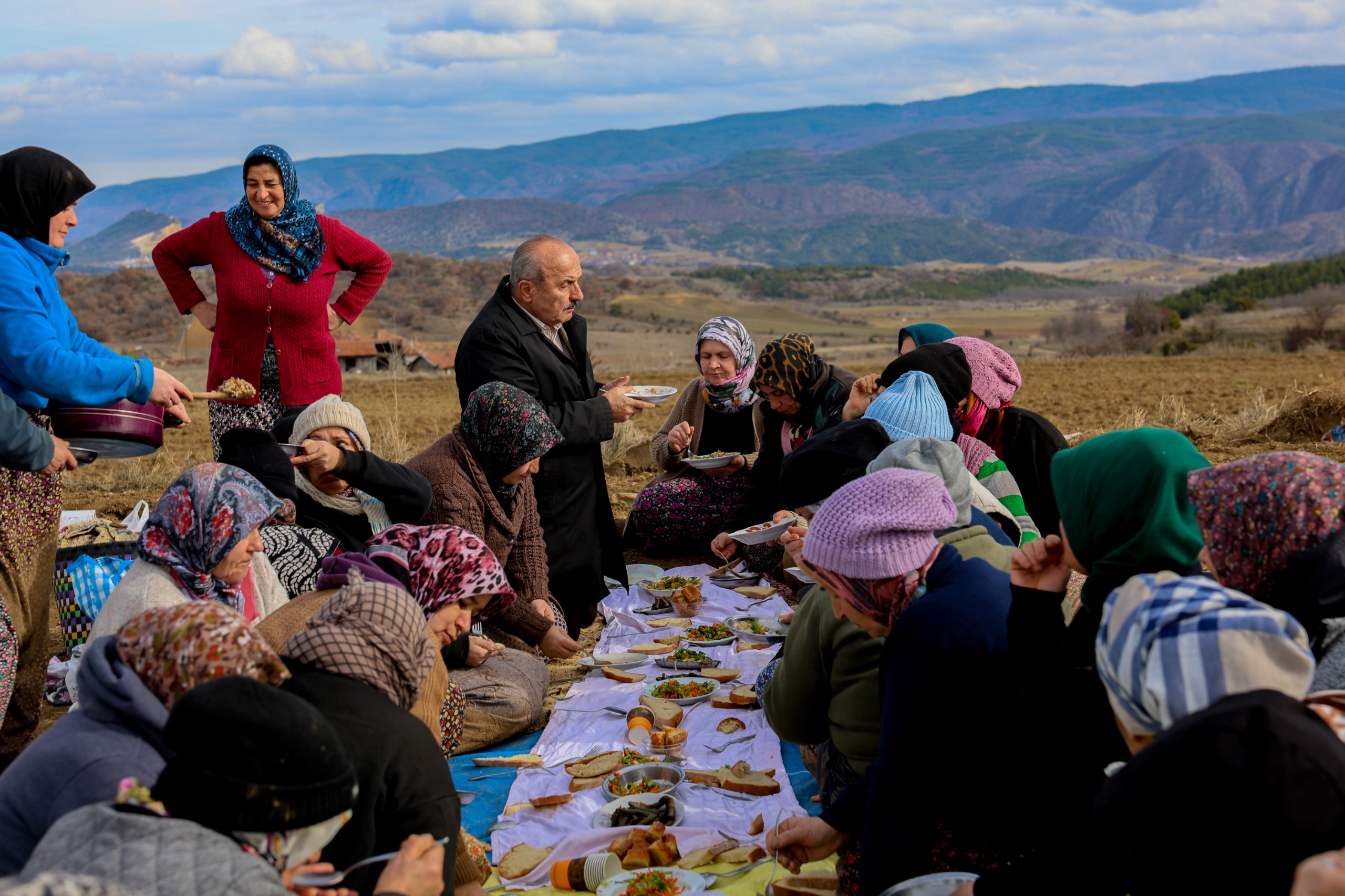 Başkan Arslan Taşköprü Sarımsağı Tarlasında Günlükçülerle Aynı Sofrada Buluştu 88888888