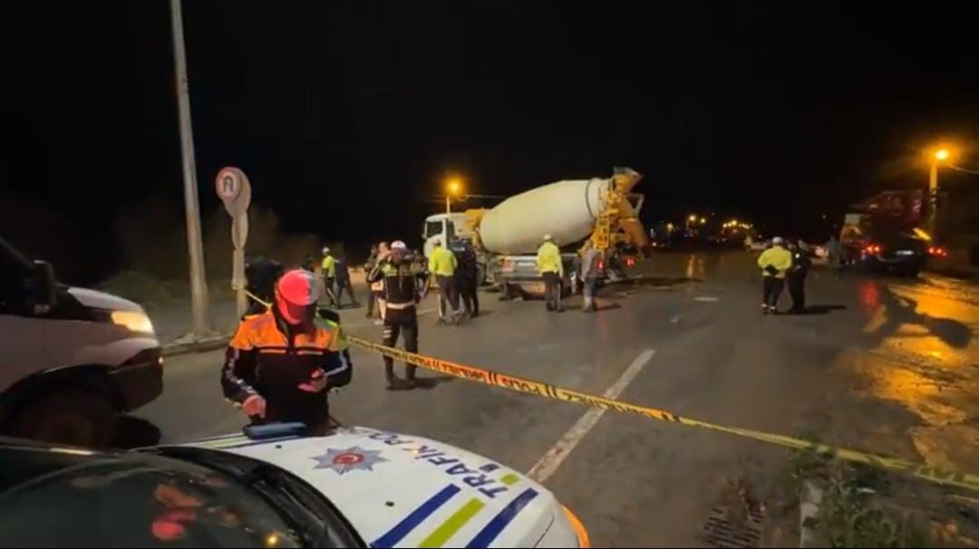 Beton Mikseriyle Çarpışan Otomobil Paramparça Oldu2