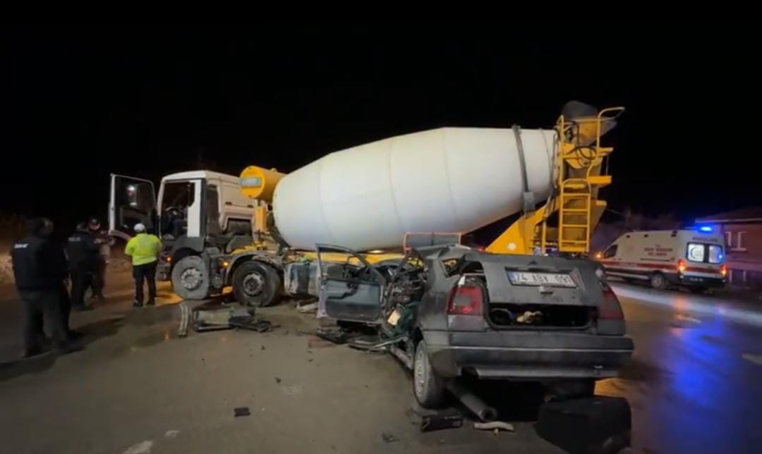 Beton Mikseriyle Çarpışan Otomobil Paramparça Oldu3