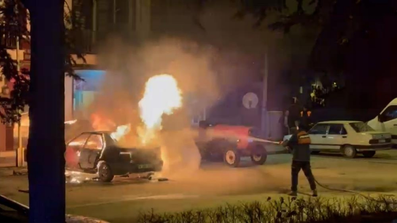 Bir Anda Alev Aldı, Park Halindeki Otomobilden Geriye Hurda Kaldı (1)