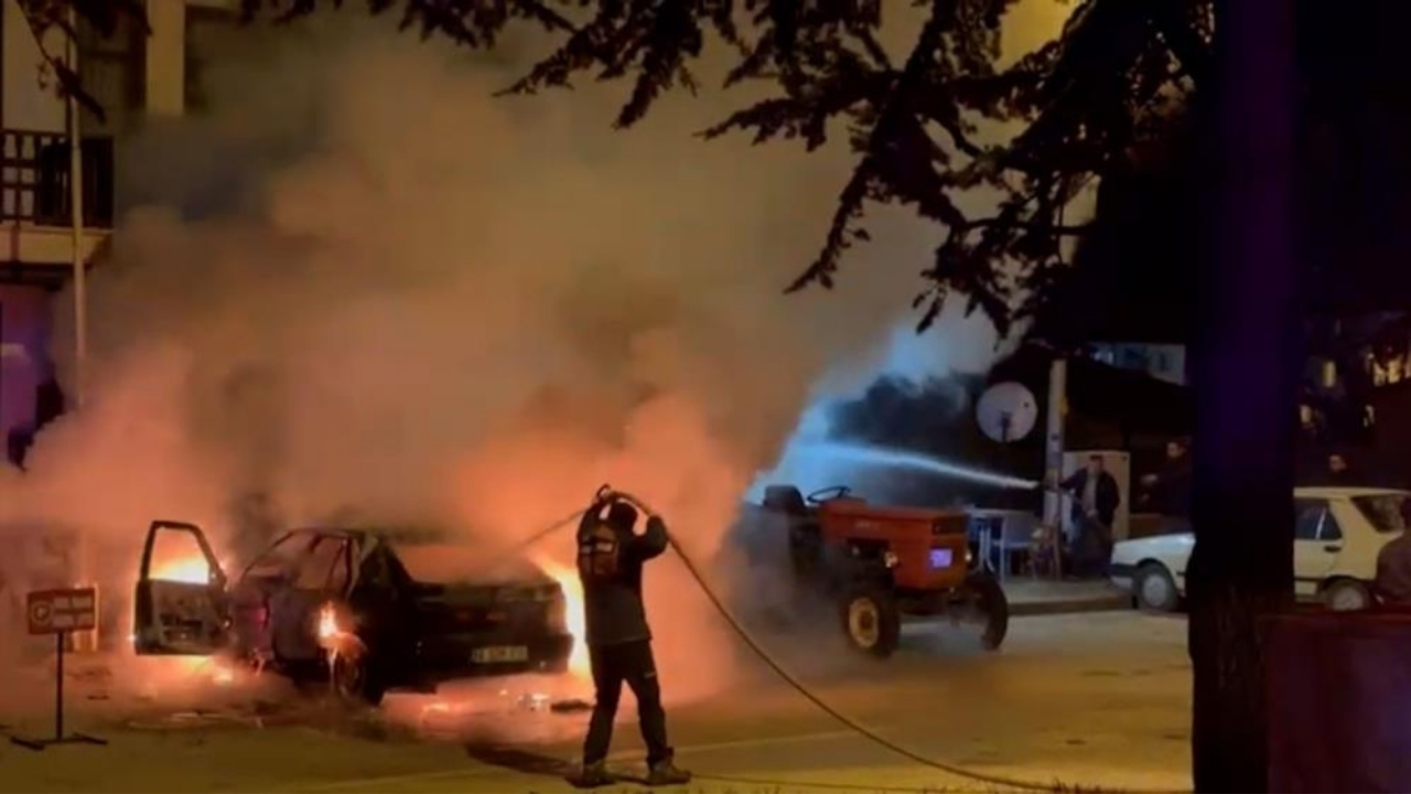 Bir Anda Alev Aldı, Park Halindeki Otomobilden Geriye Hurda Kaldı (2)