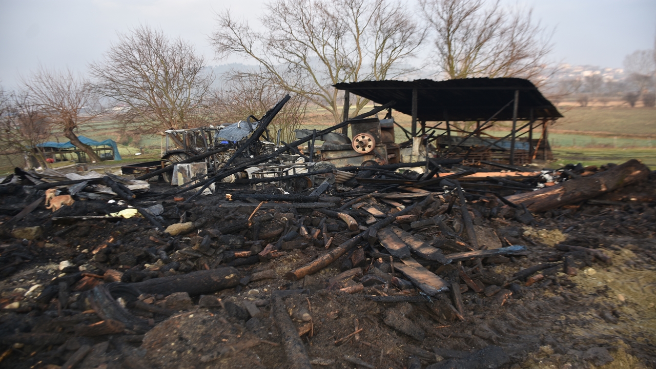 Boyabatta Yangın Tarım Aletleri Yandı (2)