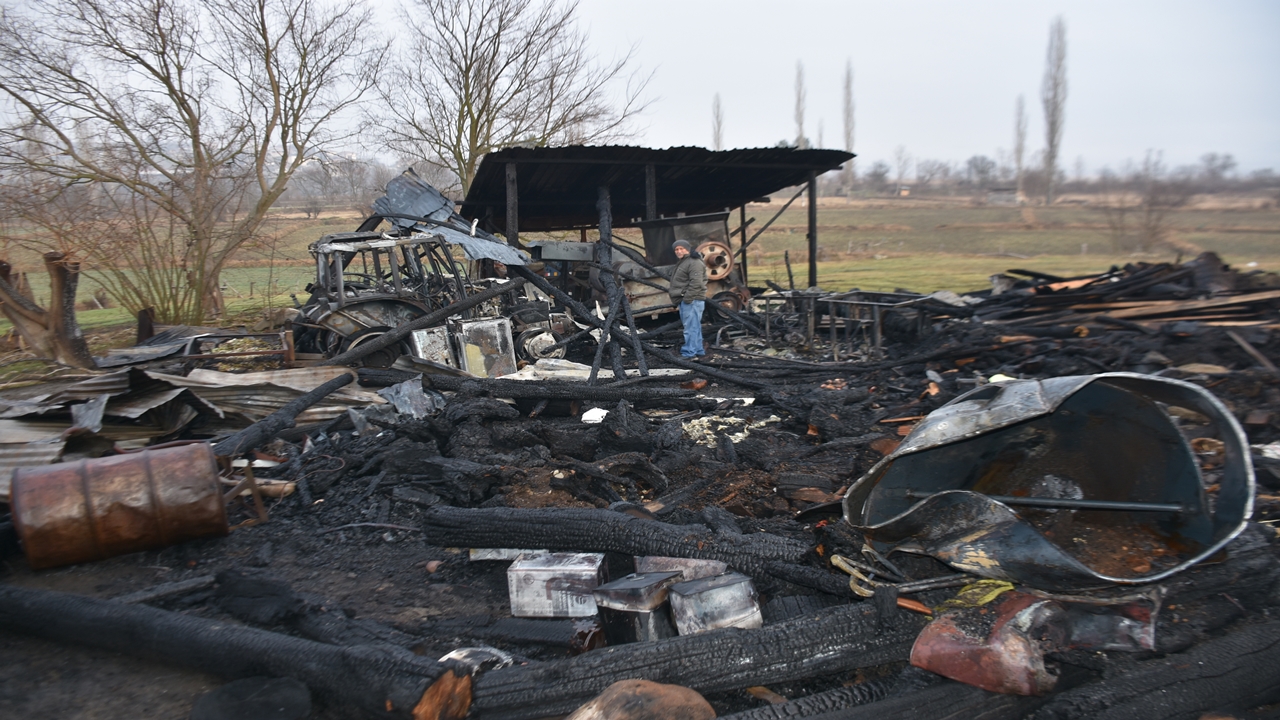 Boyabatta Yangın Tarım Aletleri Yandı (3)