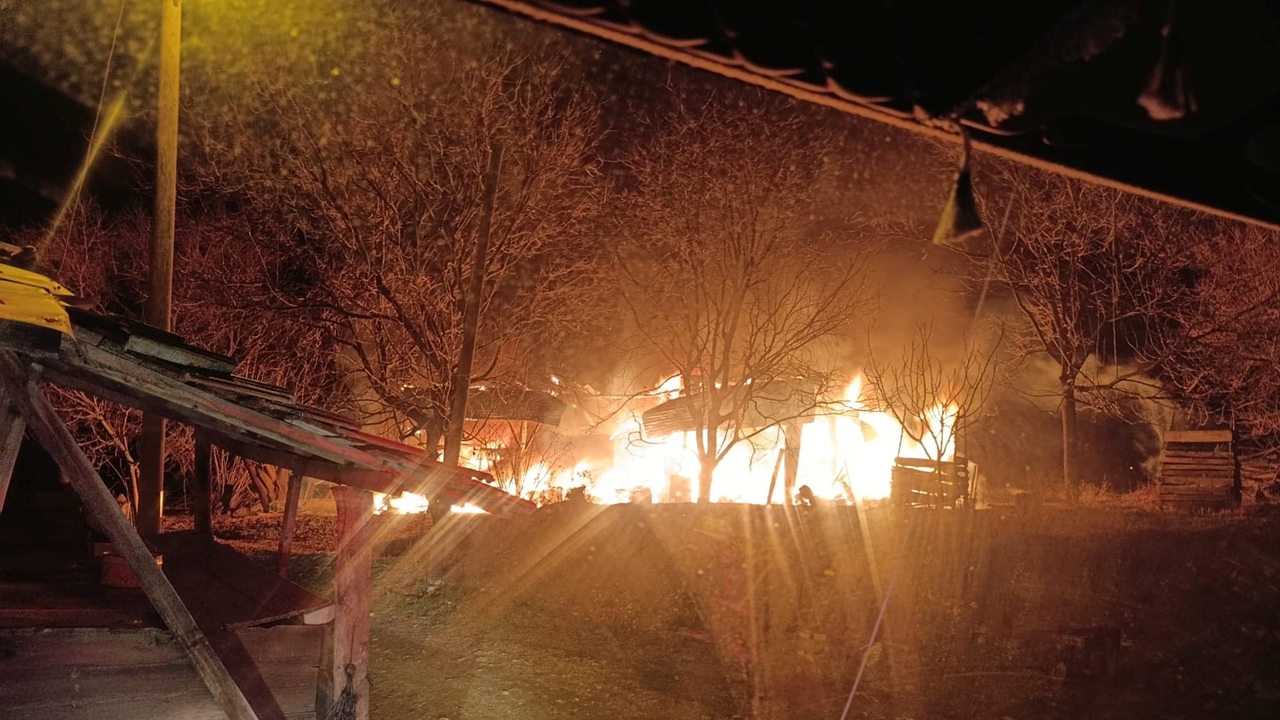 Boyabatta Yangın Tarım Aletleri Yandı (4)