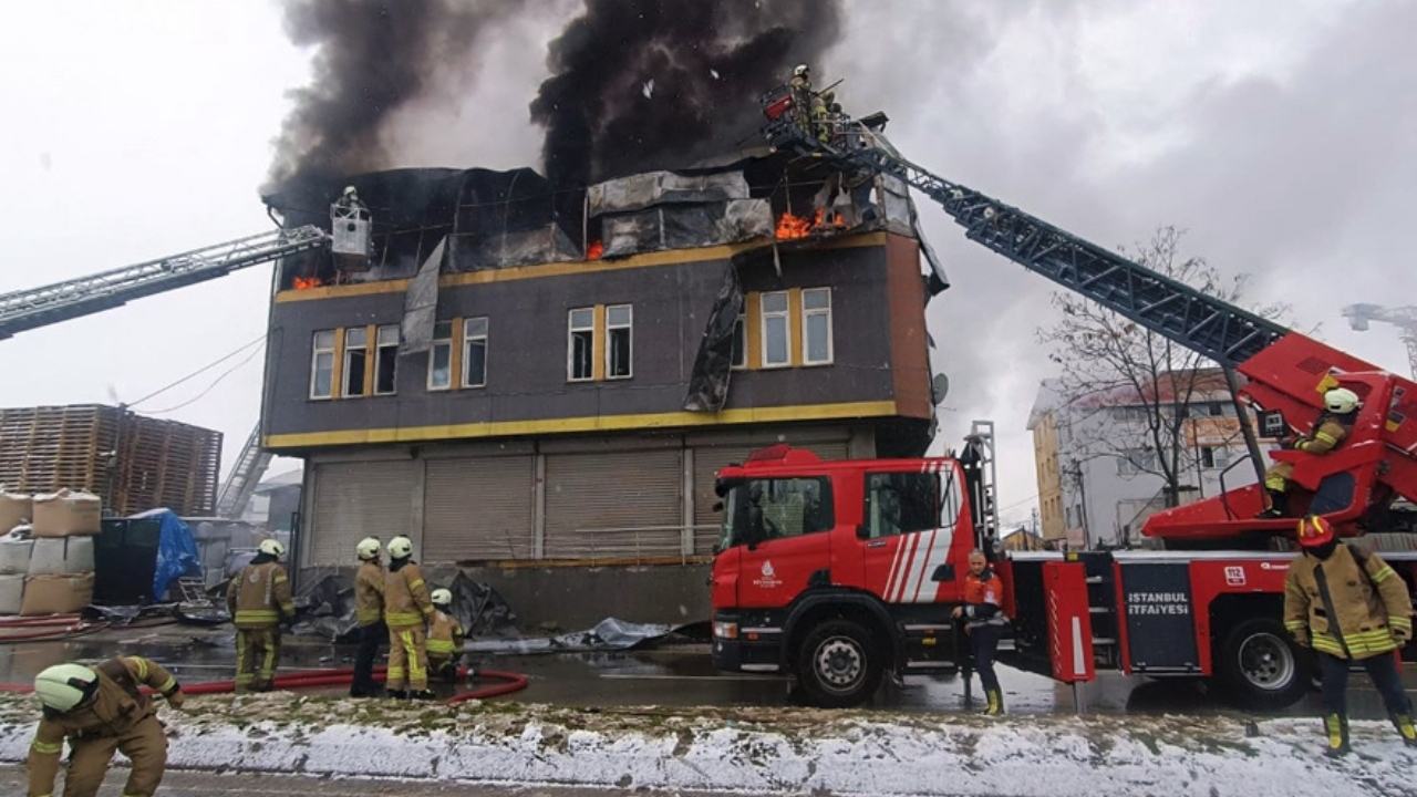 Çakmak Fabrikasında Yangın Gökyüzü Siyaha Büründü (2)