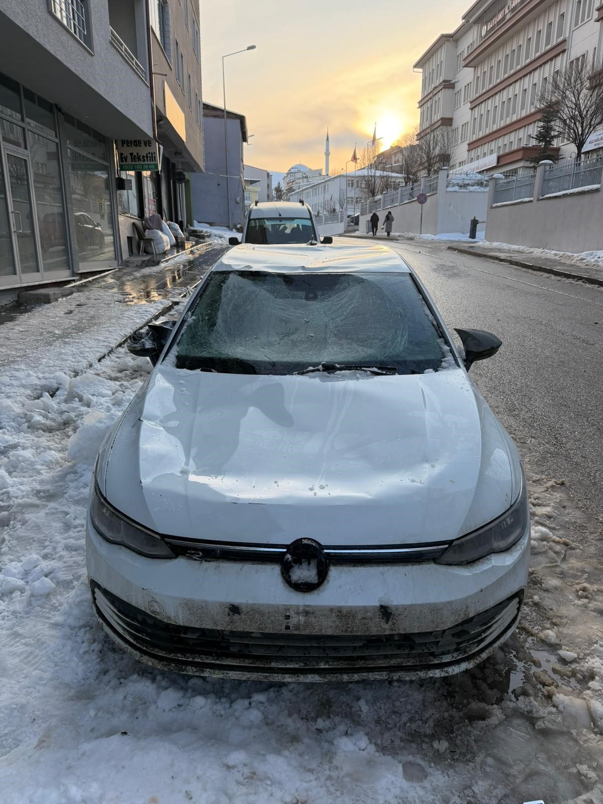 Çatılardan Düşen Kar Araçları Hurdaya Çevirdi