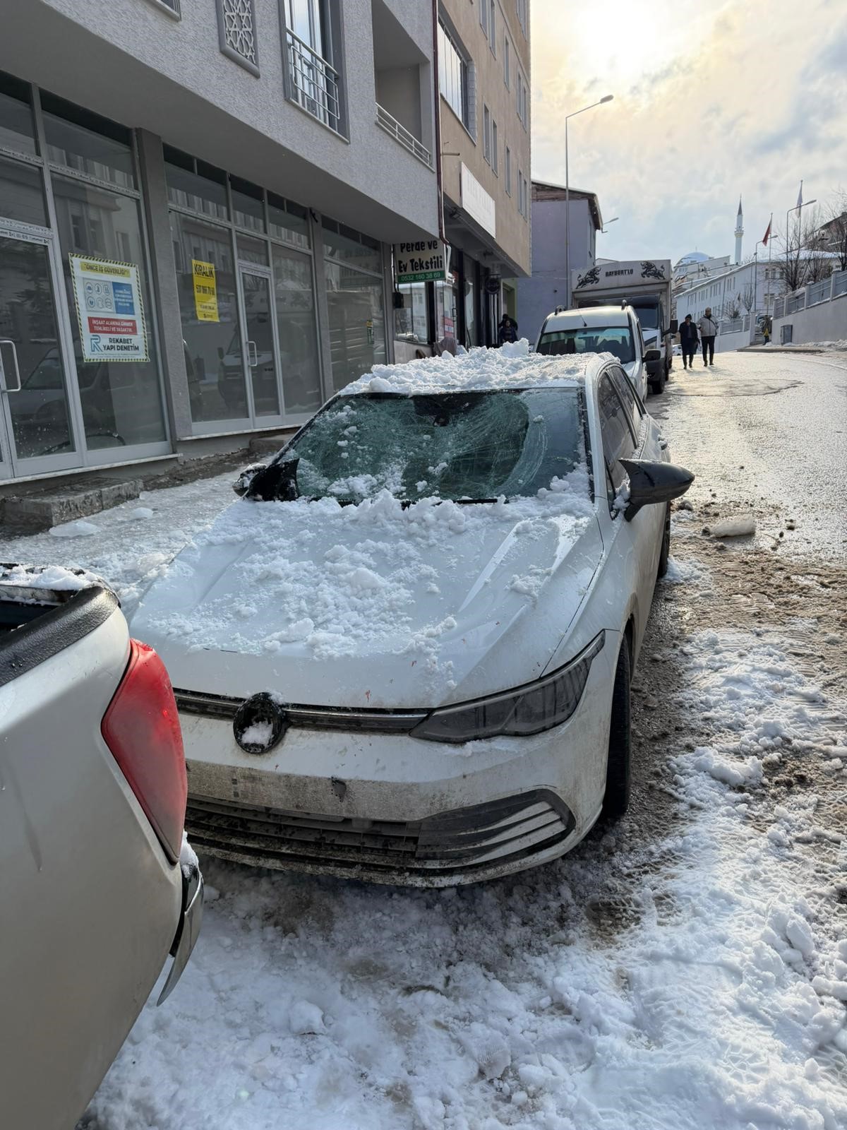Çatılardan Düşen Kar Araçları Hurdaya Çevirdi2