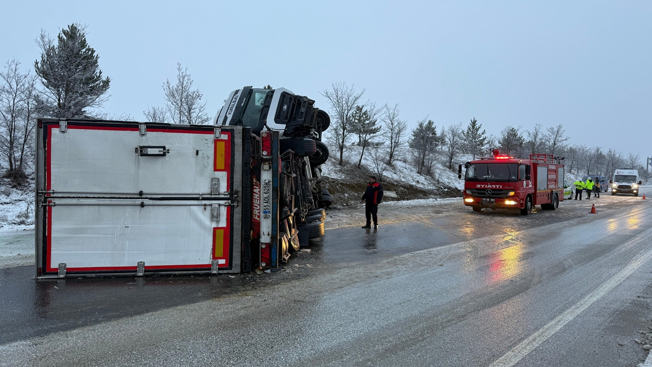 Çorum Tır Kaza Devrildi (1)