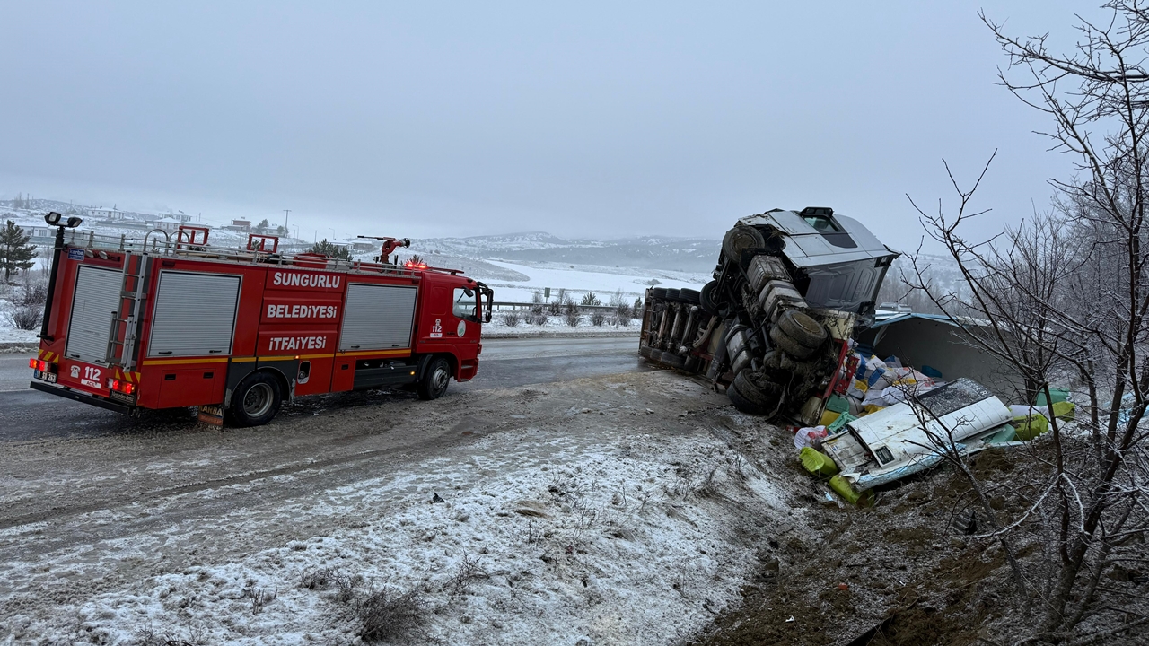 Çorum Tır Kaza Devrildi (2)