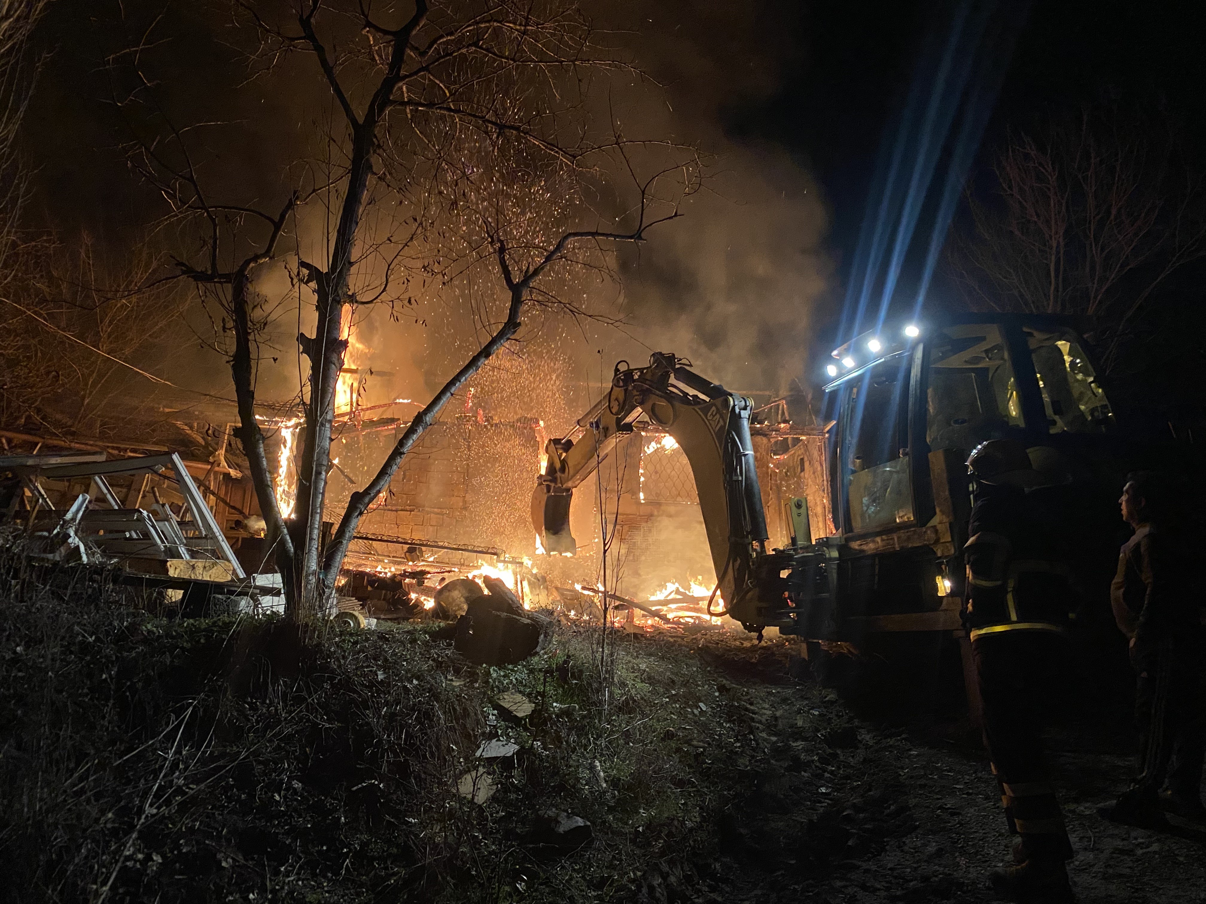 Çorum'da Çıkan Yangın Ev Ve Depoyu Kullanılamaz Hale Getirdi2