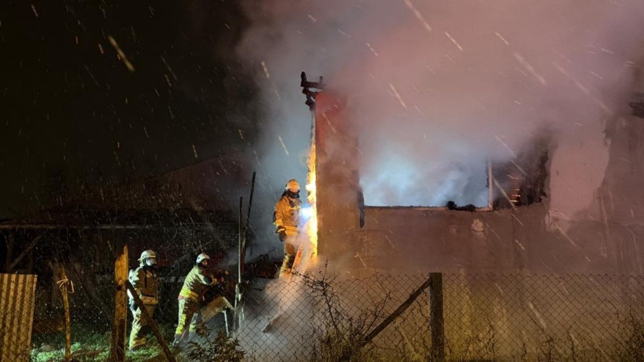Devriye Polisi Fark Etti, Yangın Ahıra Ve Eve Sıçramadan Söndürüldü (1)