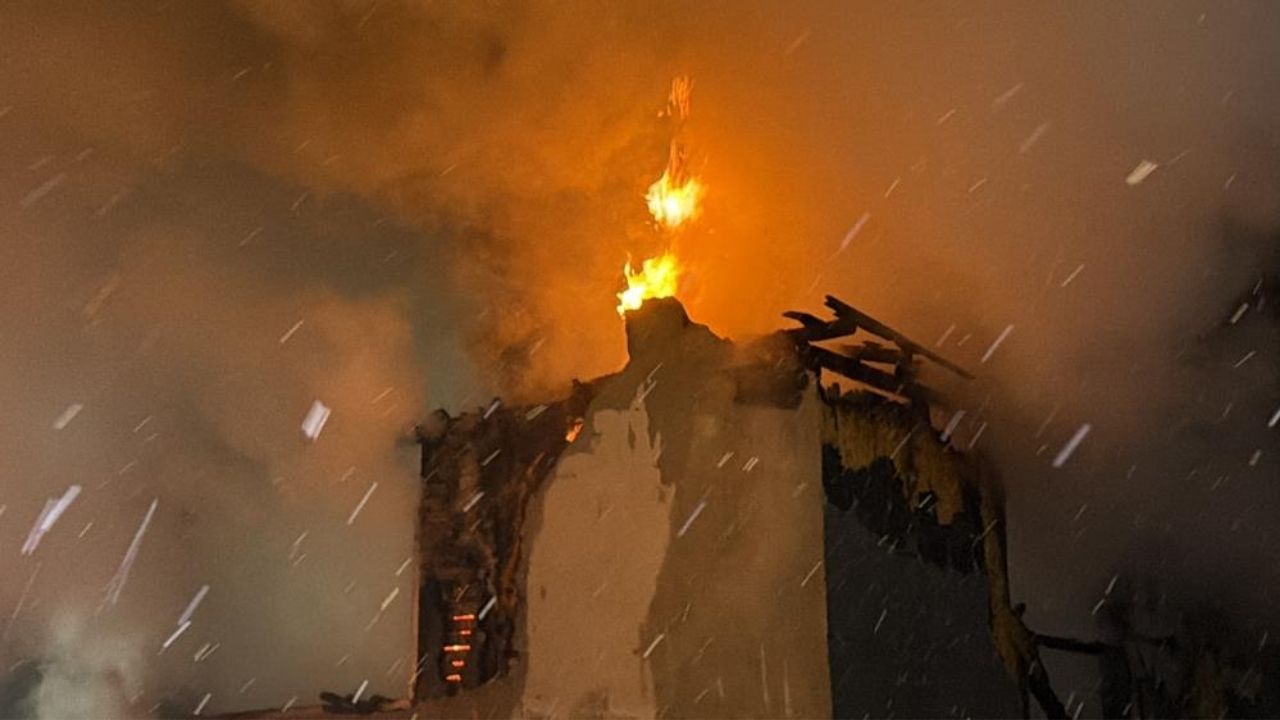 Devriye Polisi Fark Etti, Yangın Ahıra Ve Eve Sıçramadan Söndürüldü (2)