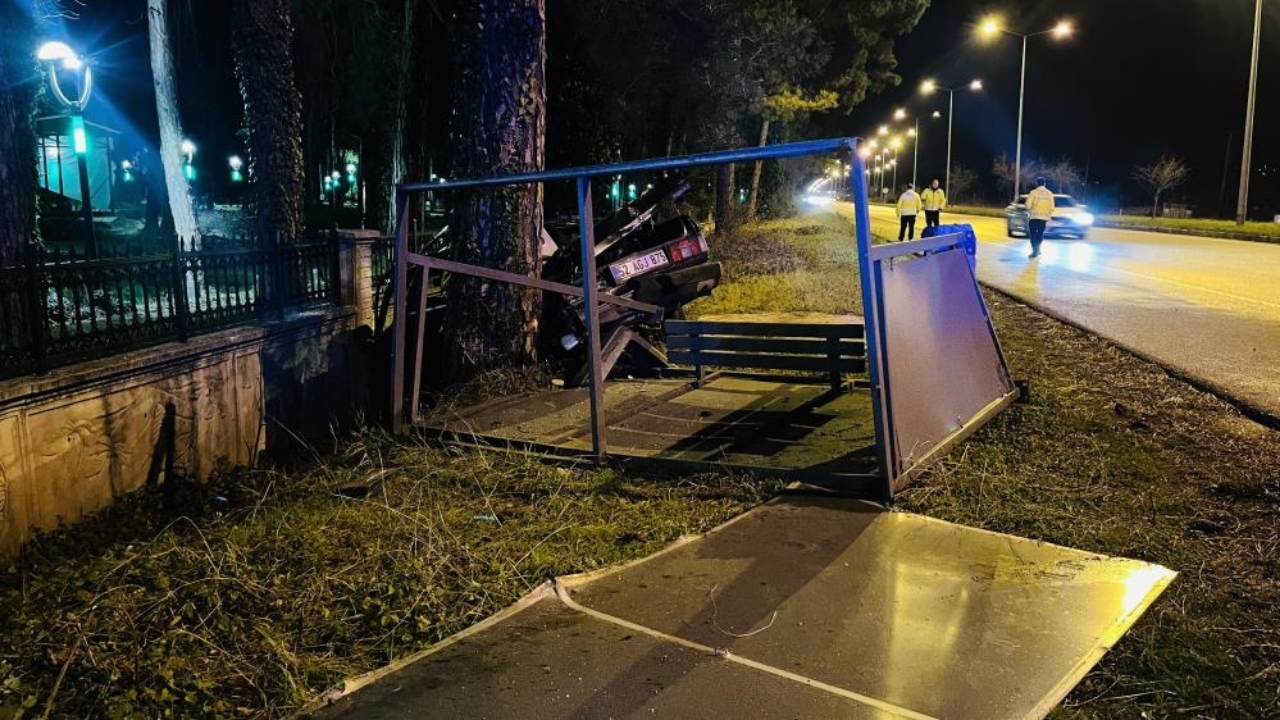 Durakla Ağaca Çarpan Otomobil Paramparça Oldu 1 Yaralı (1)