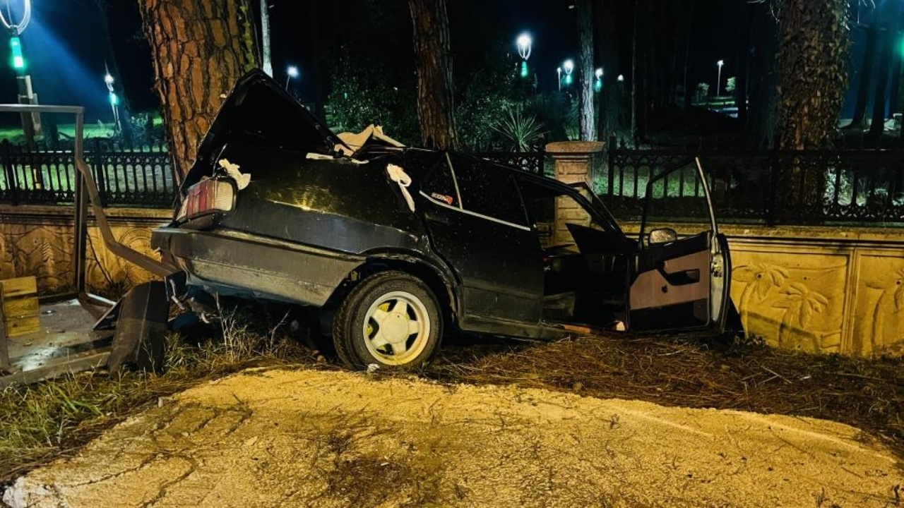 Durakla Ağaca Çarpan Otomobil Paramparça Oldu 1 Yaralı (3)