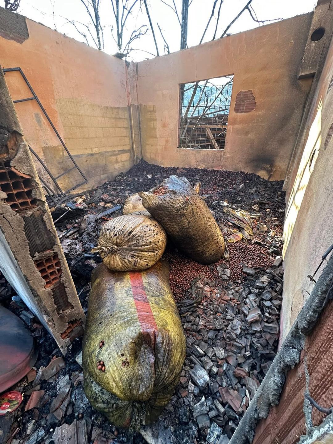 Elektrik Kaynaklı Yangın Çıktı Feci Yangında Ev Küle Döndü 5