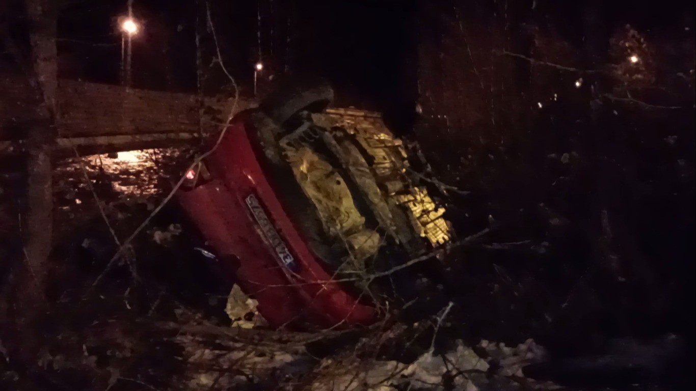 Feci Kaza! Otomobil Çaya Yuvarlandı Sürücü Hayatını Kaybetti! 22222222