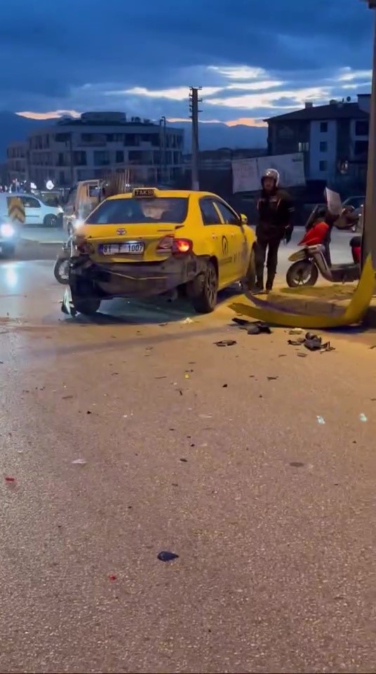 Feci Kaza Taksiye Çarpan Motosikletli Ağır Yaralandı 88