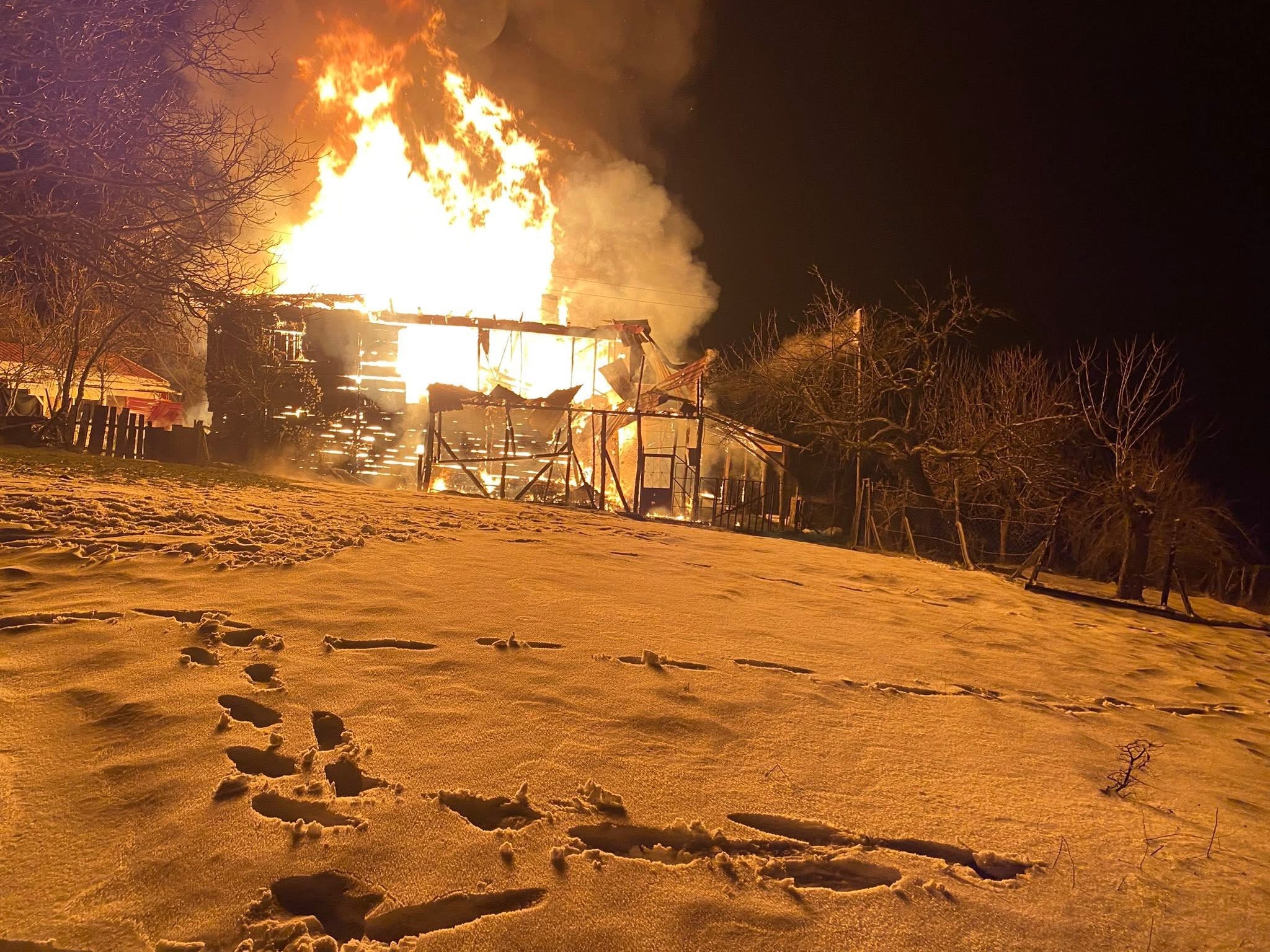 Feci Yangın İki Katlı Ahşap Ev Küle Döndü! 12