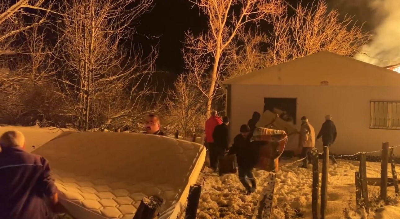 Feci Yangın İki Katlı Ahşap Ev Küle Döndü! 4