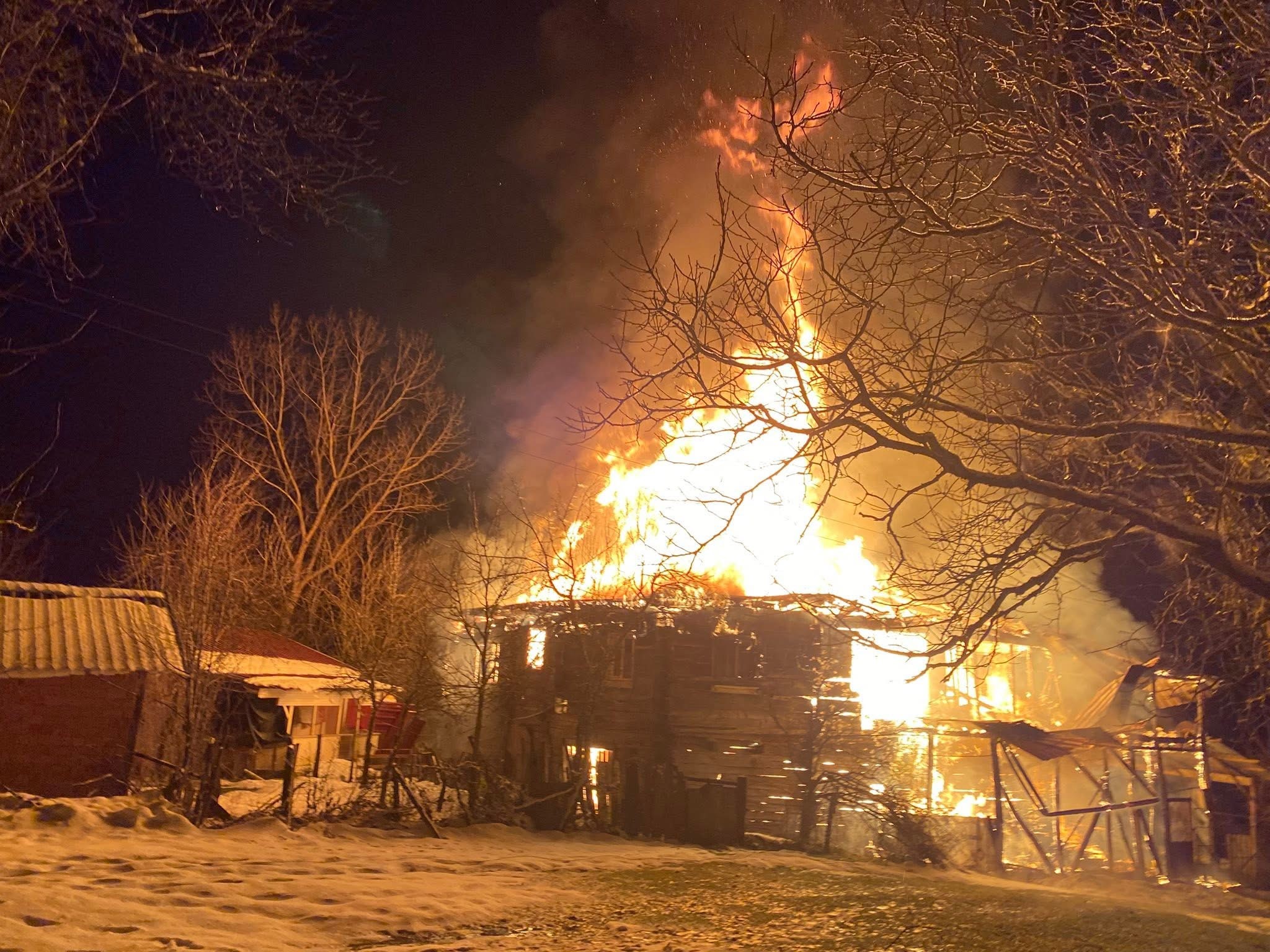 Feci Yangın İki Katlı Ahşap Ev Küle Döndü! 8