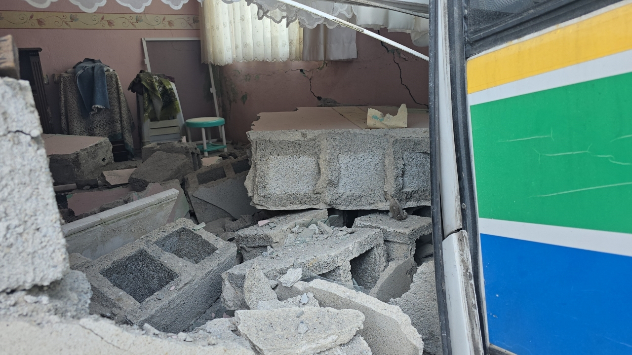 Halk Otobüsü Eve Çarptı Şans Eseri Facia Yaşanmadı (1)