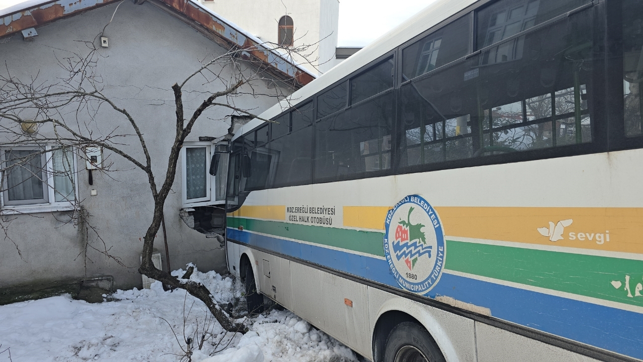 Halk Otobüsü Eve Çarptı Şans Eseri Facia Yaşanmadı (2)