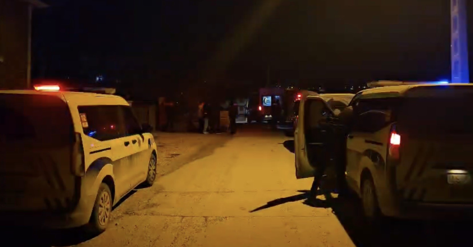 Husumet Kavgası Kanlı Bitti Boynundan Vurulan Şahıs Ağır Yaralandı1