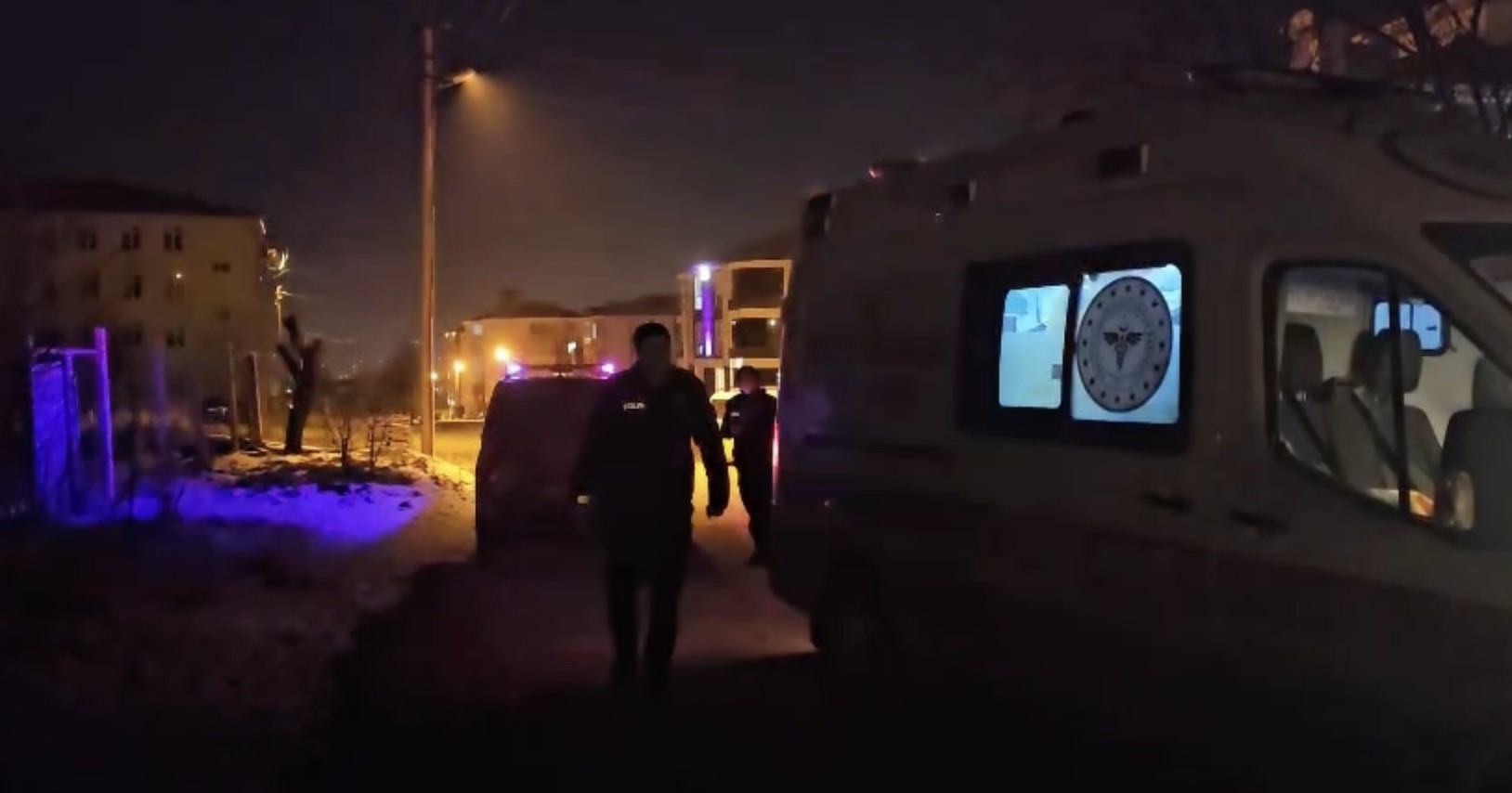 Husumet Kavgası Kanlı Bitti Boynundan Vurulan Şahıs Ağır Yaralandı2